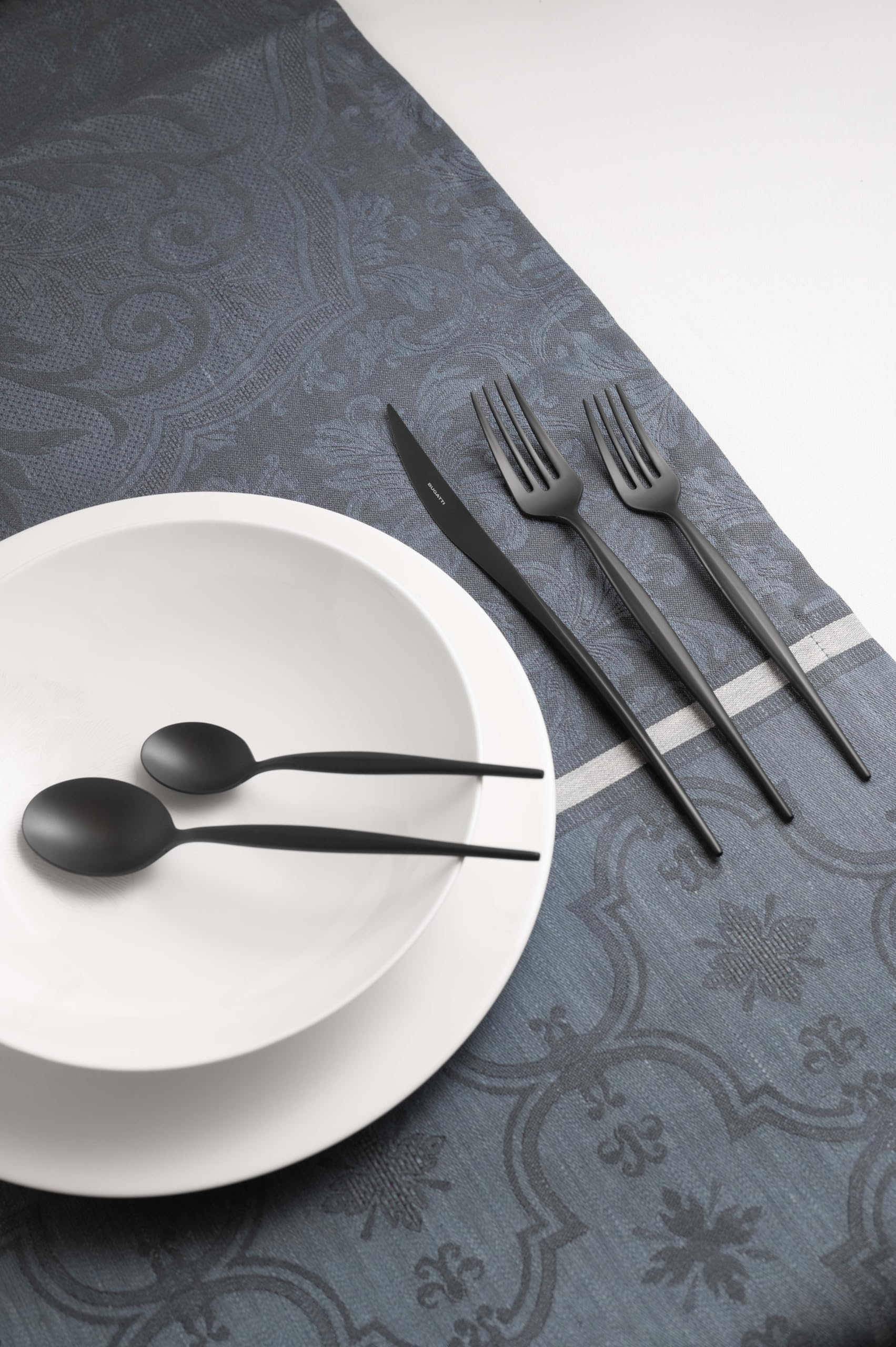 BUGATTI, Natura, Set Posate 24 Pezzi in Acciaio Inox 18/10 finitura PVD Sabbiato Nero Black Diamond con Scatola Finestra, Servizio Posate per 6, Cucchiai, Forchette, Coltelli e Cucchiaini Caffè