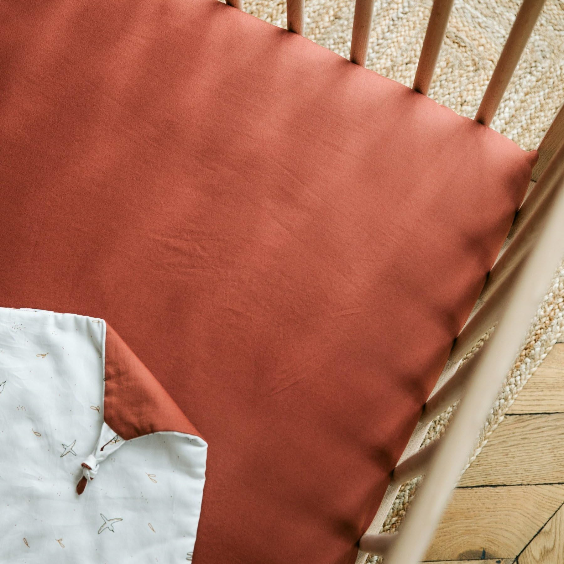 Drap housse bébé pur coton bio pour apaiser les nuits calmes dans la chambre d'enfant