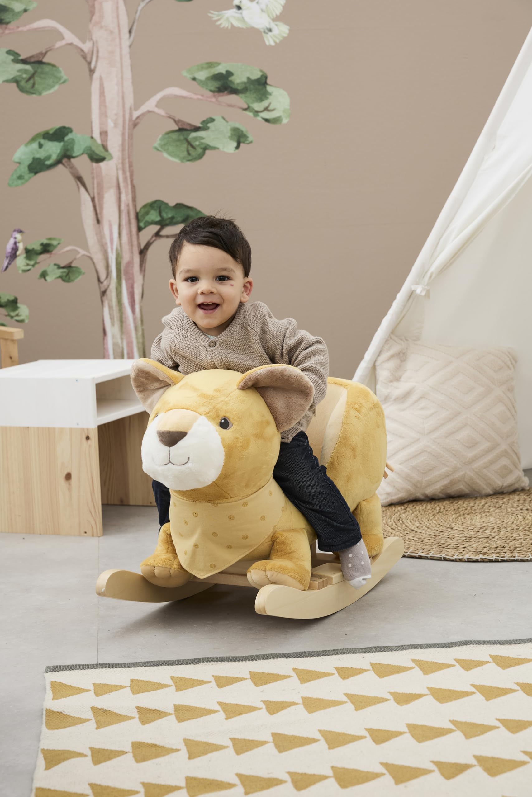 Sterntaler Schaukeltier Löwe Leo - Schaukelpferd aus Flausch & Holz - weiche Sitzfläche - Spielzeug Wippe für Kleinkind - Indoor - Geschenk Idee - Unisex, mattgelb