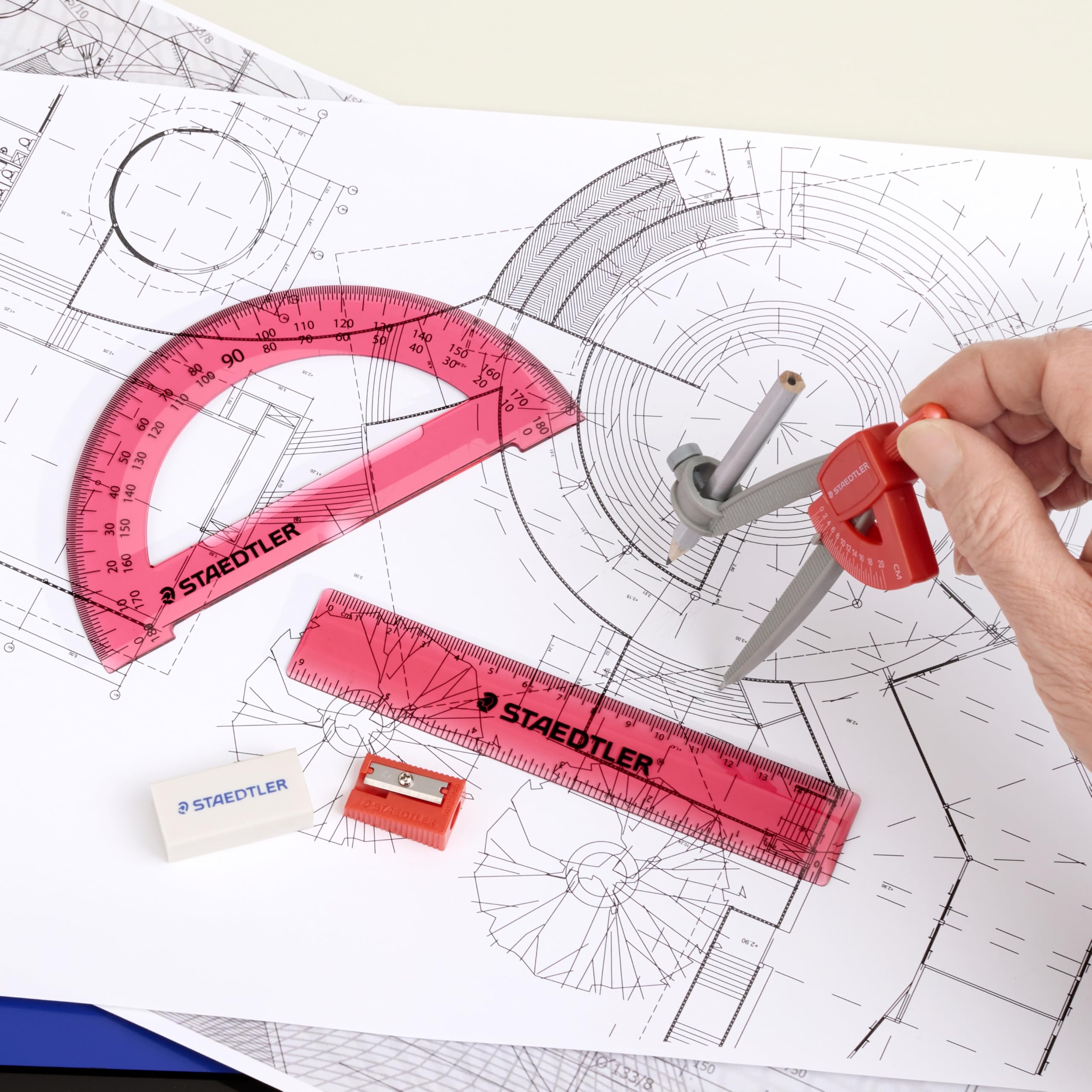STAEDTLER Mathematik-Set für Schüler, mit 6-teiligem Kompass, 15,2 cm Lineal, 180°-Winkelmesser, Bleistift, Radiergummi und Spitzer in Aufbewahrungstasche mit Reißverschluss