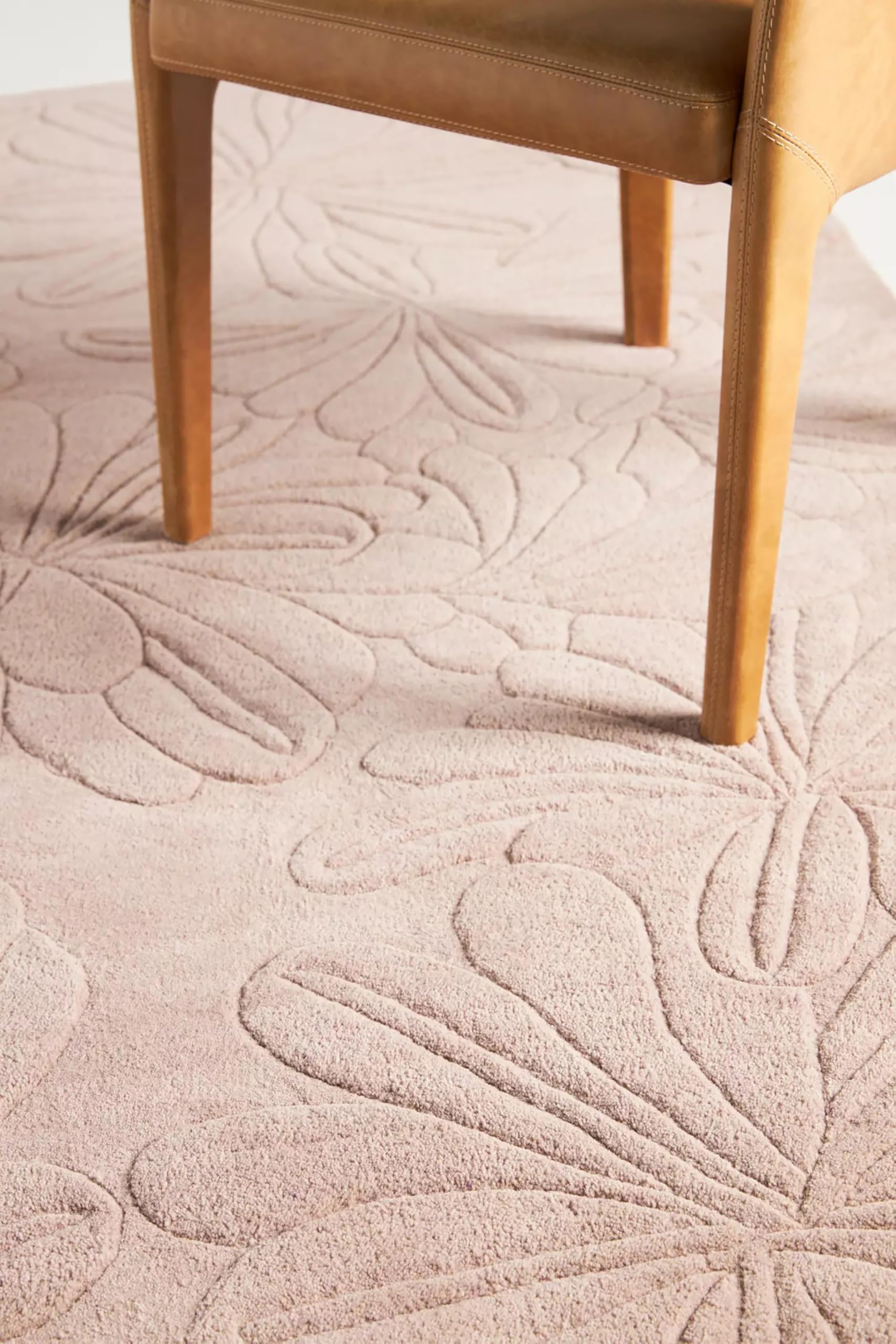 Elegant Mauve Sculpted Daisy Wool Rug, Luxurious Hand-Tufted Design, Soft and Refined (5x7 Ft)