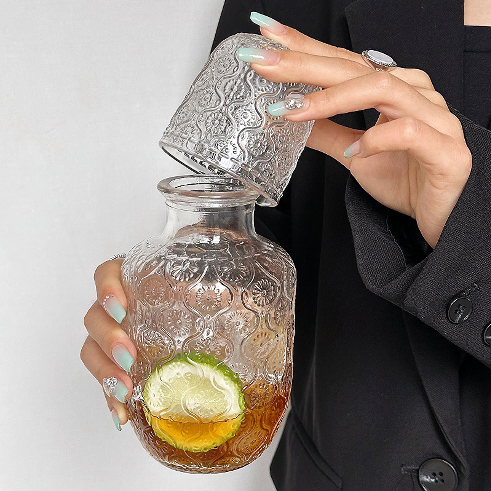 Hniuyun Set di 4 Caraffe da Acqua da Comodino Vintage con Bicchiere, Caraffa in Vetro per Succo e Acqua da 500ml & Bicchiere da 150ml, Bottiglia per Collutorio in Vetro per Cucina, Camera da Letto o