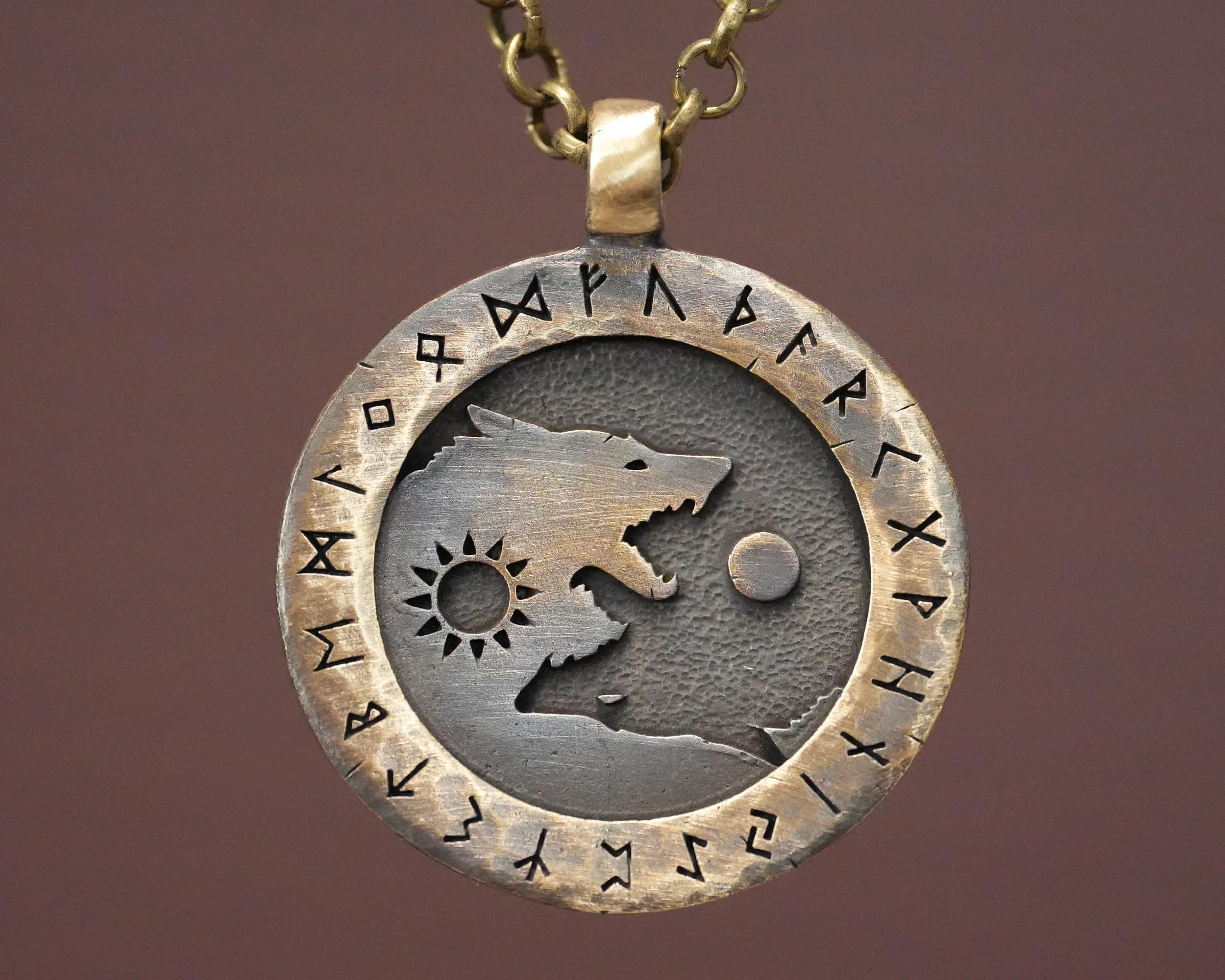 Baldur Jewelry Wikinger-Wölfe Yin-Yang-Kette aus Messing | Zwei Wölfe bilden ein Yin-Yang-Symbol; Messinganhänger im Runenstil mit 56 cm langer Kette für Damen und Herren.