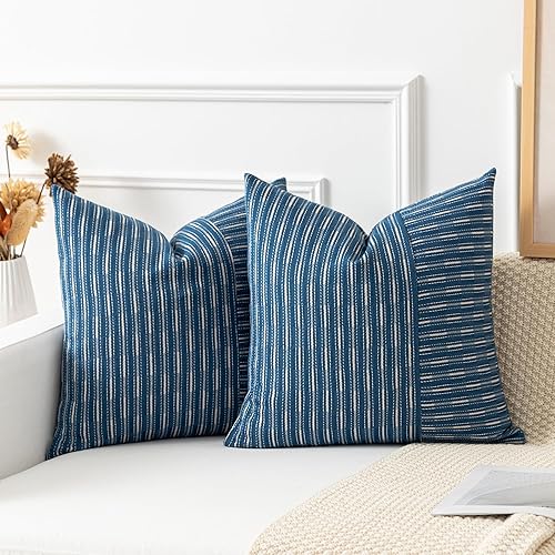 Kevin Textile - Juego de 2 fundas de almohada decorativas de lino a rayas de color azul marino y beige, 24 x 24 pulgadas, para sofá o dormitorio