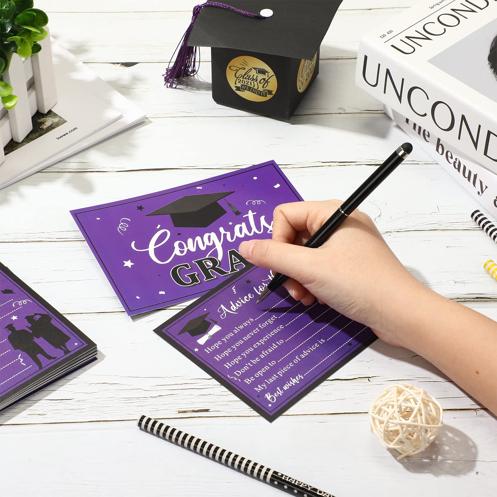 EMOME Abschlusskarten-Set – 16 Karten + Umschläge In 4 Designs Mit Kratzeffekt | Für Kindergarten-, Schul- & Uni-Abschlüsse, Inkl. Holzstäbchen