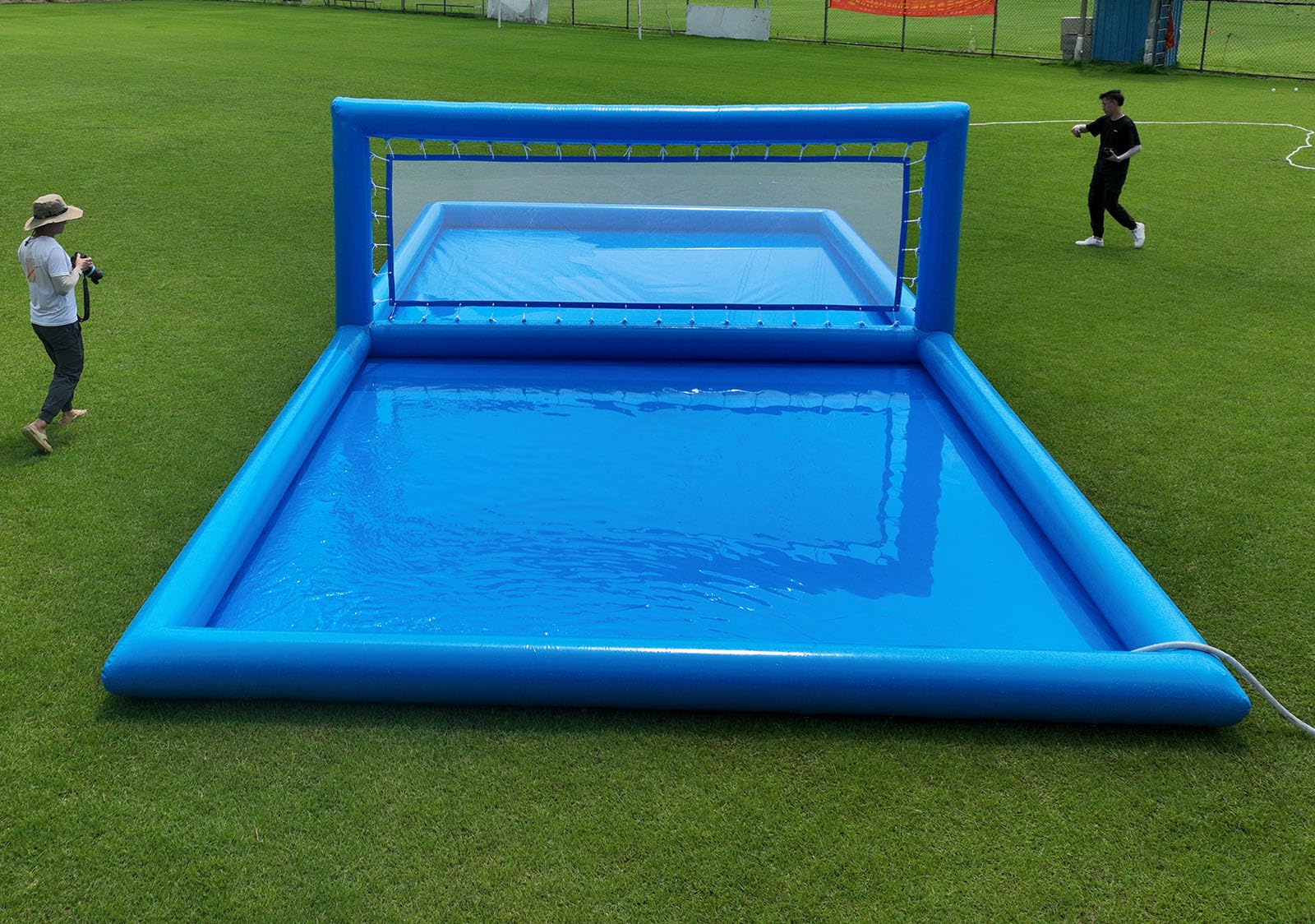 Campo da pallavolo all'aperto - Campo da piscina gonfiabile da 10,1 m con rete da beach volley, campo acquatico sport gioco - PVC di grado commerciale, pompa ad aria 800 W - 10,1 x 5,0 x 2,1 m