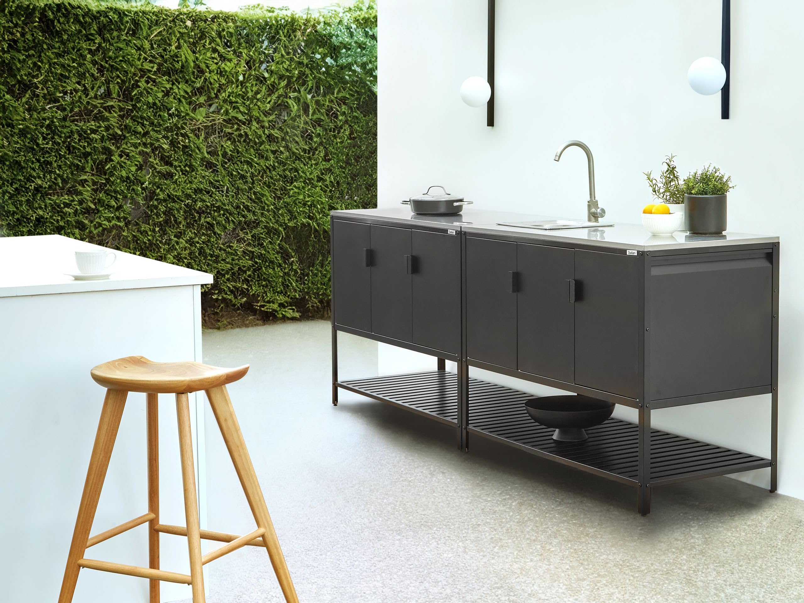 Beliani Conjunto de 2 armarios de Cocina Exterior de Acero 3 Puertas encimera de Acero Inoxidable jardín Negro con Fregadero Maenza