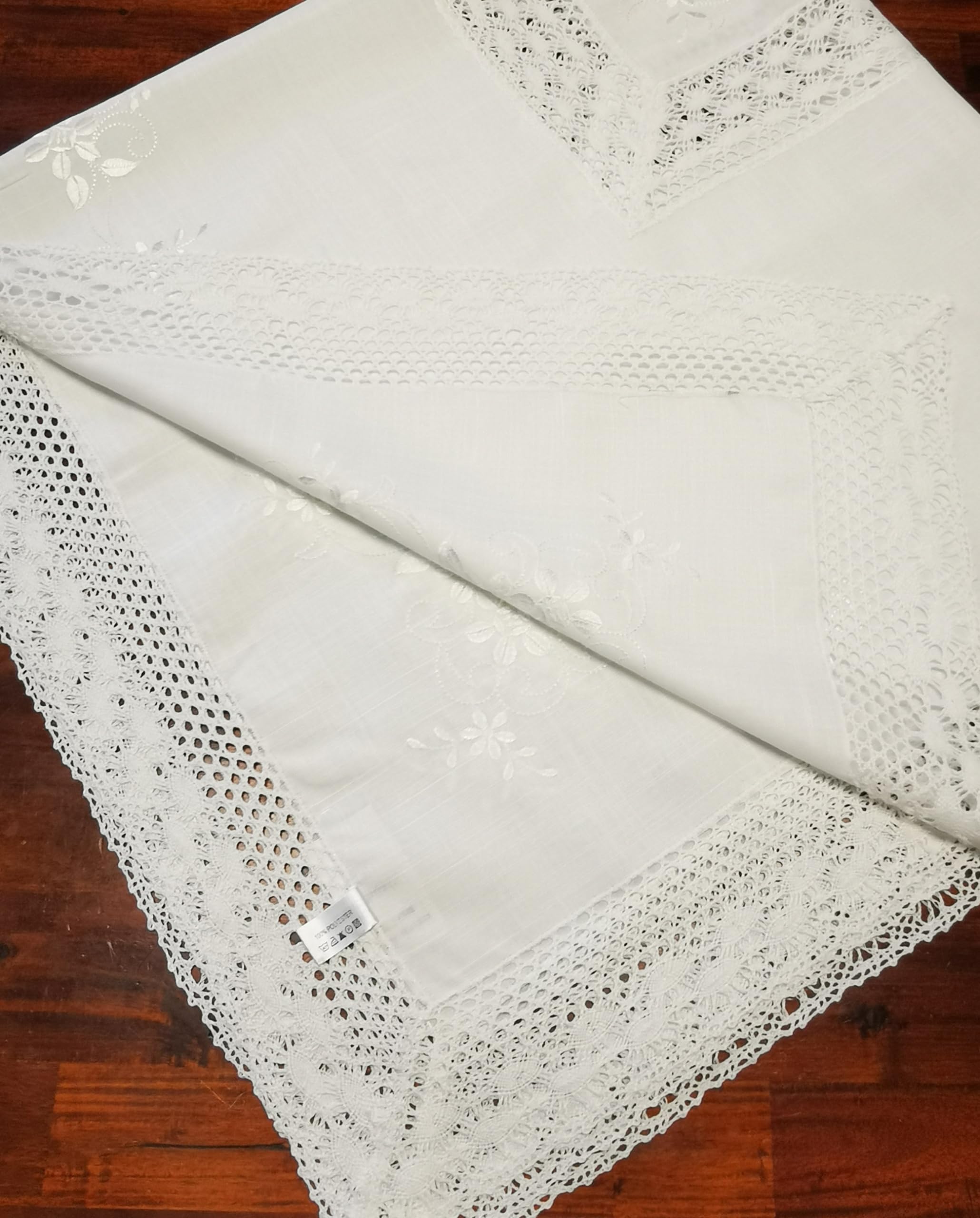 Nappe de table broderie blanche 130x130 cm pour vos repas de famille