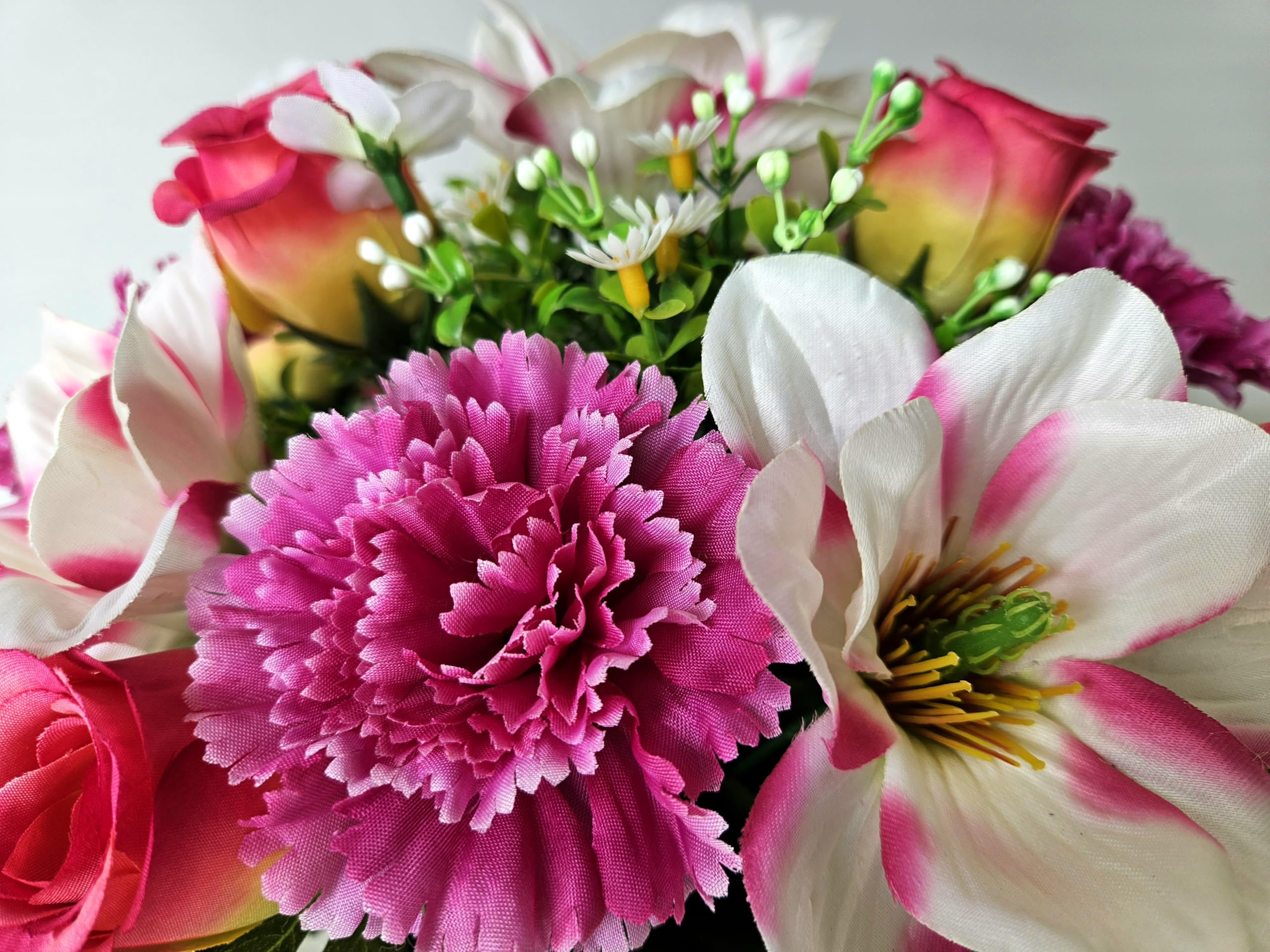 Composition de Fleurs Artificielles, Lesté Ciment pour Une Très Bonne Tenue à L' extérieur. Réalisé par Nos Soins, Fleurs de Qualité.