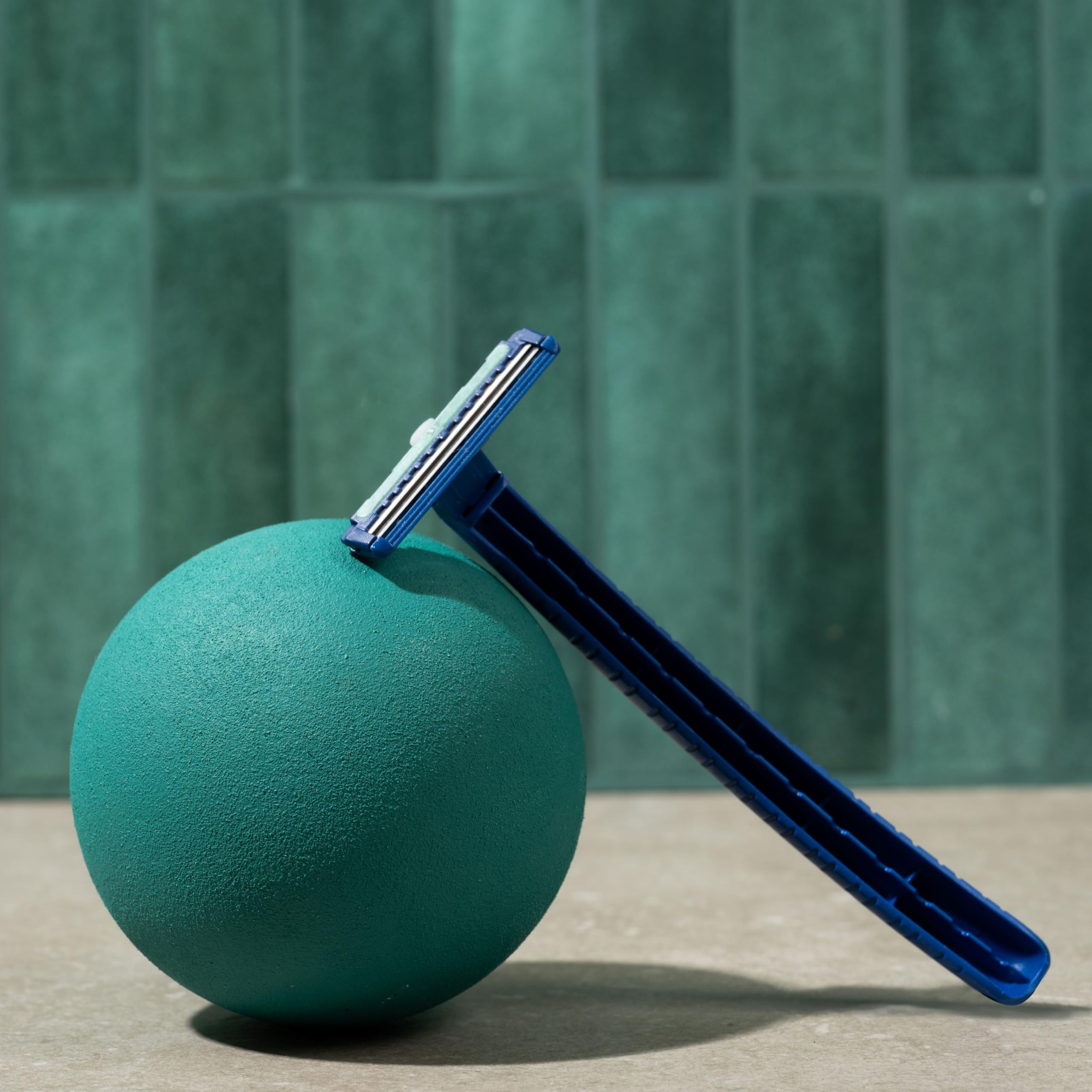 Wilkinson Sword Extra 2 Precision - 5 jednorazowych maszynek do golenia dla mężczyzn, antypoślizgowy uchwyt i przycisk czyszczenia