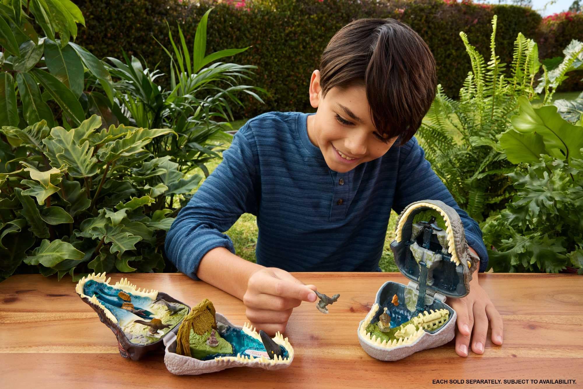 Mattel Jurassic World: Renaissance Coffret Micro Aventures Spinosaure , avec la tête du spinosaure qui s’ouvre et intègre 4 fonctions interactives, 3 mini-figurines, figurine dinosaure, JGB98