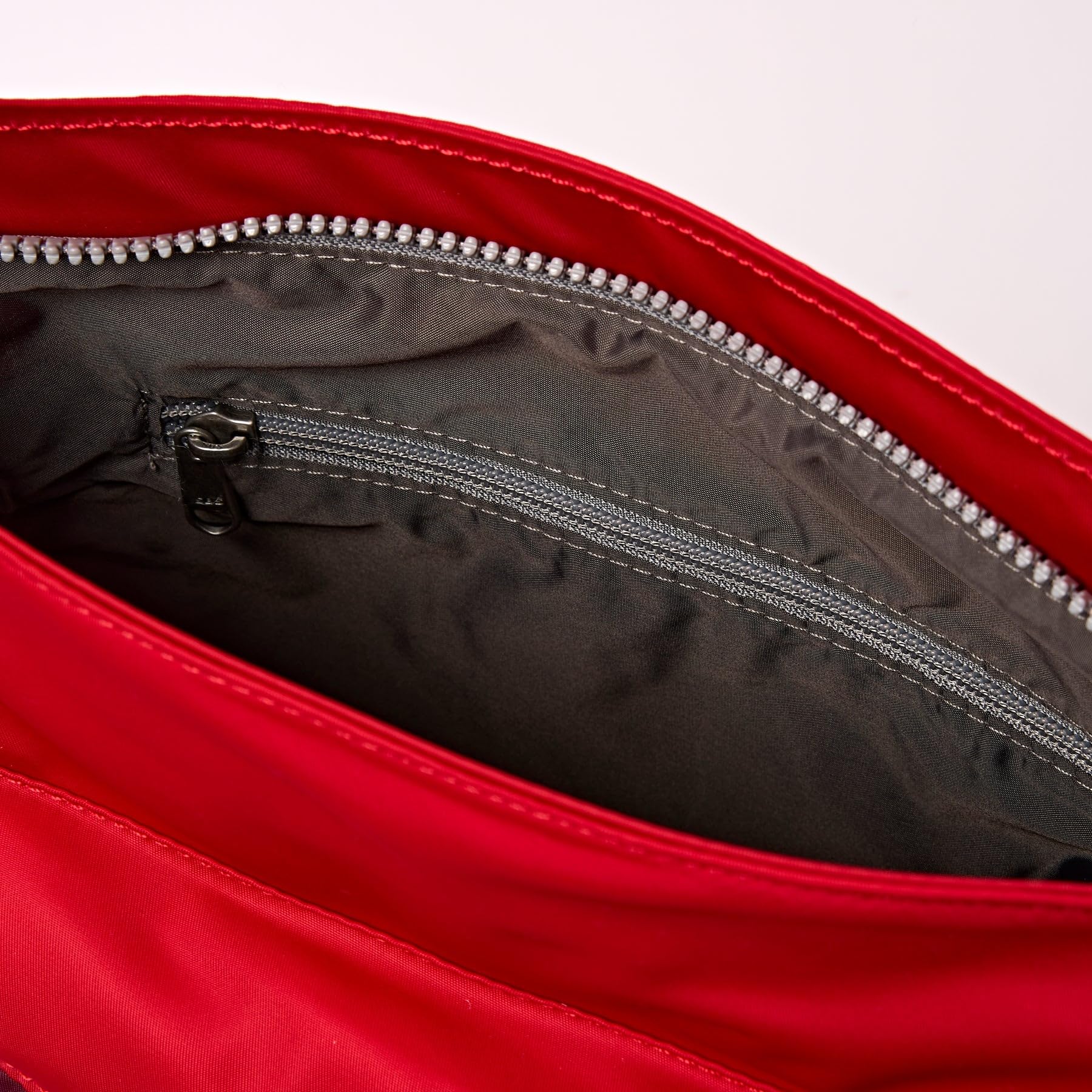 ROKA London Kennington Crossbody Bag – Borsa a tracolla leggera impermeabile per donne e uomini con tracolla regolabile, tasche multiple con cerniera e nylon riciclato