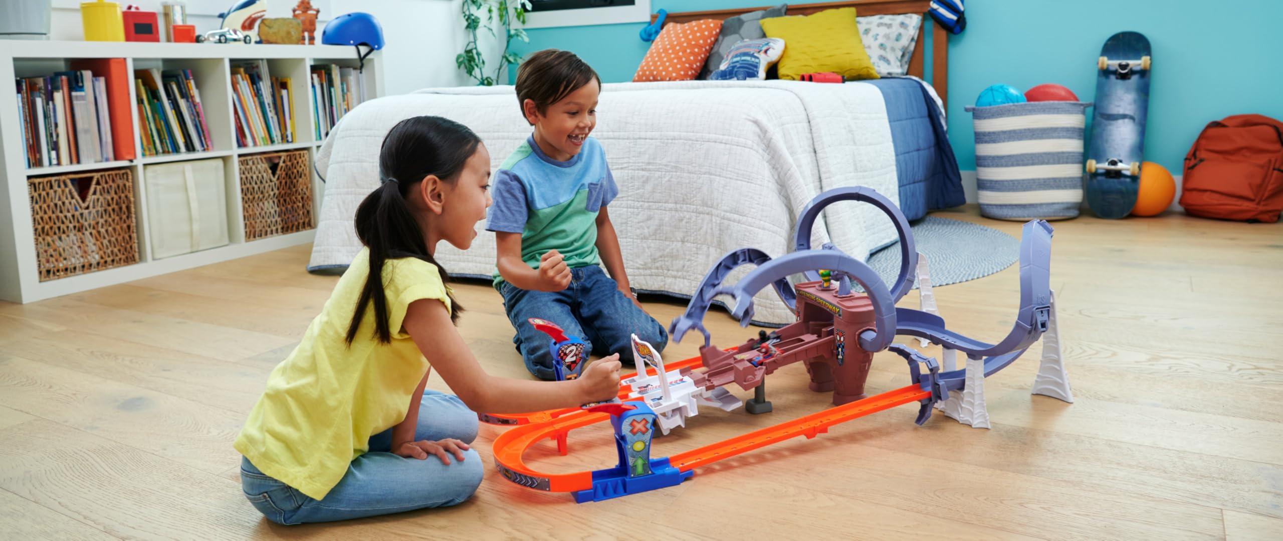 ホットウィール レーサーバース マーベル トラックセット スパイダーマン Hot Wheels RacerVerse Spider-Man's Web-Slinging Speedway