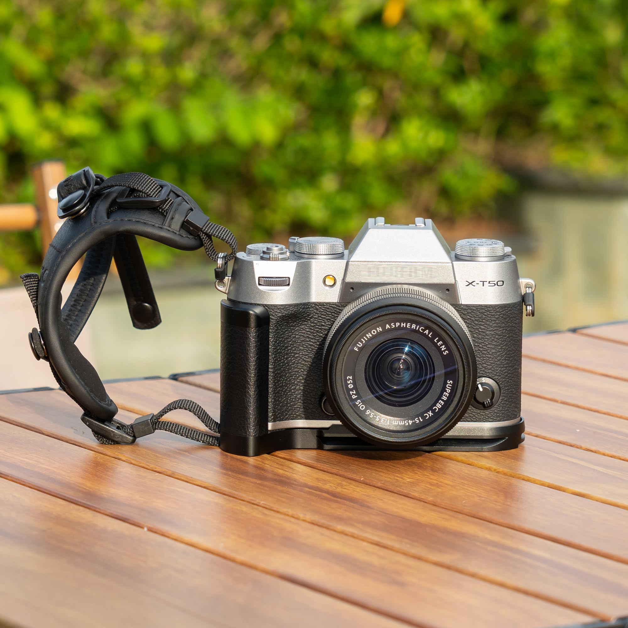 JJC L-Handgriff für Fuji X-T50 Arca-Swiss-Schnellwechselplatte, Schwarz | Hochwertiges Aluminium | Rutschfester Silikongriff | Vollzugriff auf Display | Vollzugriff auf Akku, SD-Karte & Lautsprecher