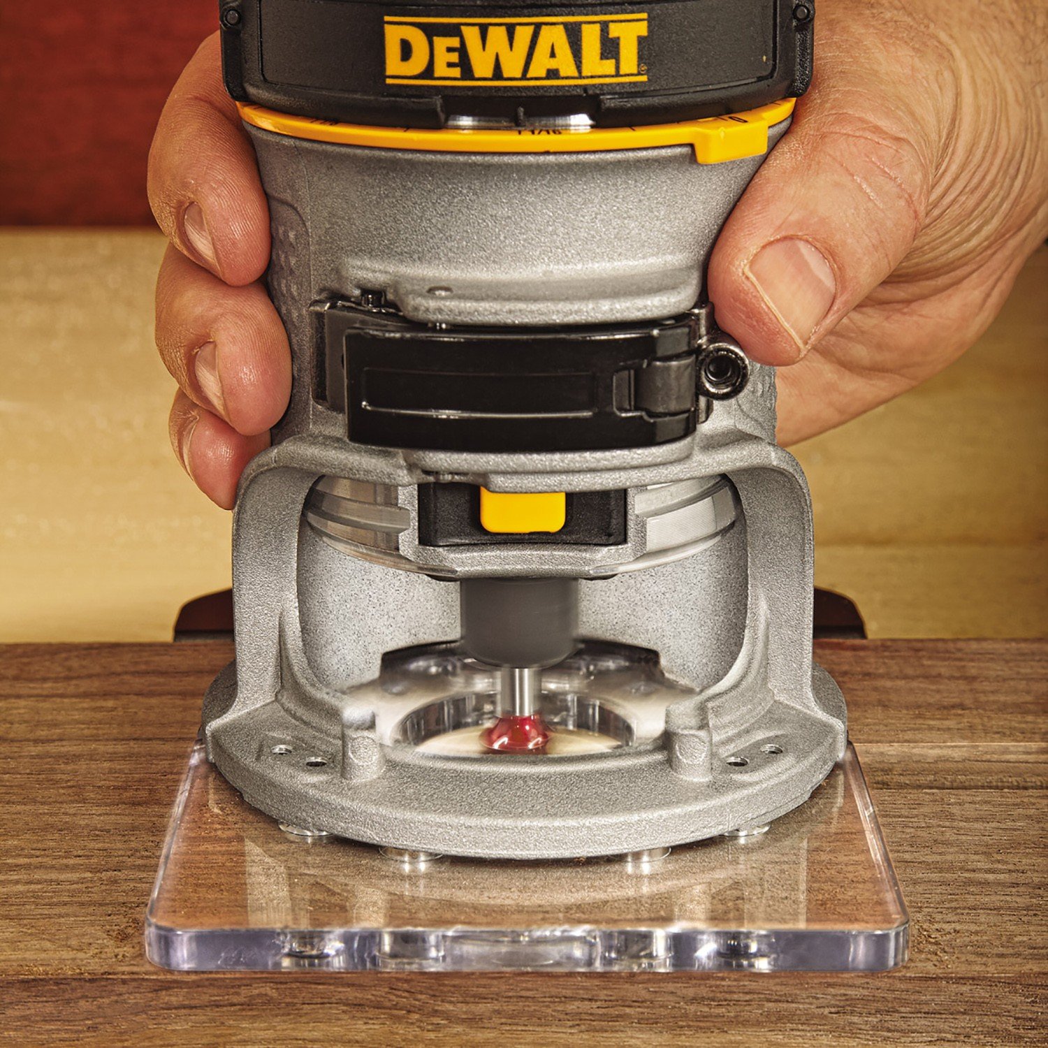 DeWalt - Affleureuse 900W 8mm à vitesse variable - D26200