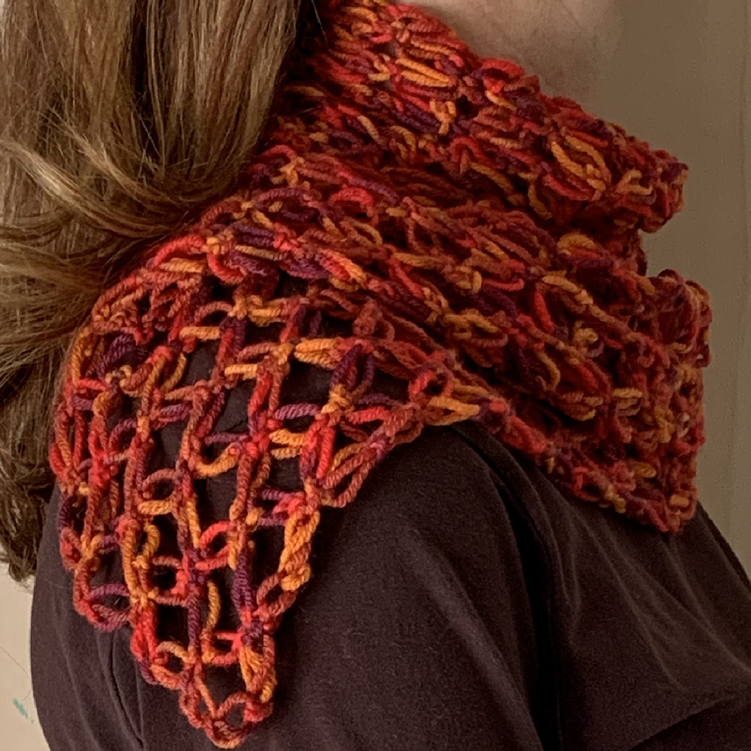 Sciarpa sfumata fatta a mano, sciarpa da donna a uncinetto, in lana merino. Stola in lana merino ARTICOLO ORIGINALE E UNICO MOMpATchWORK