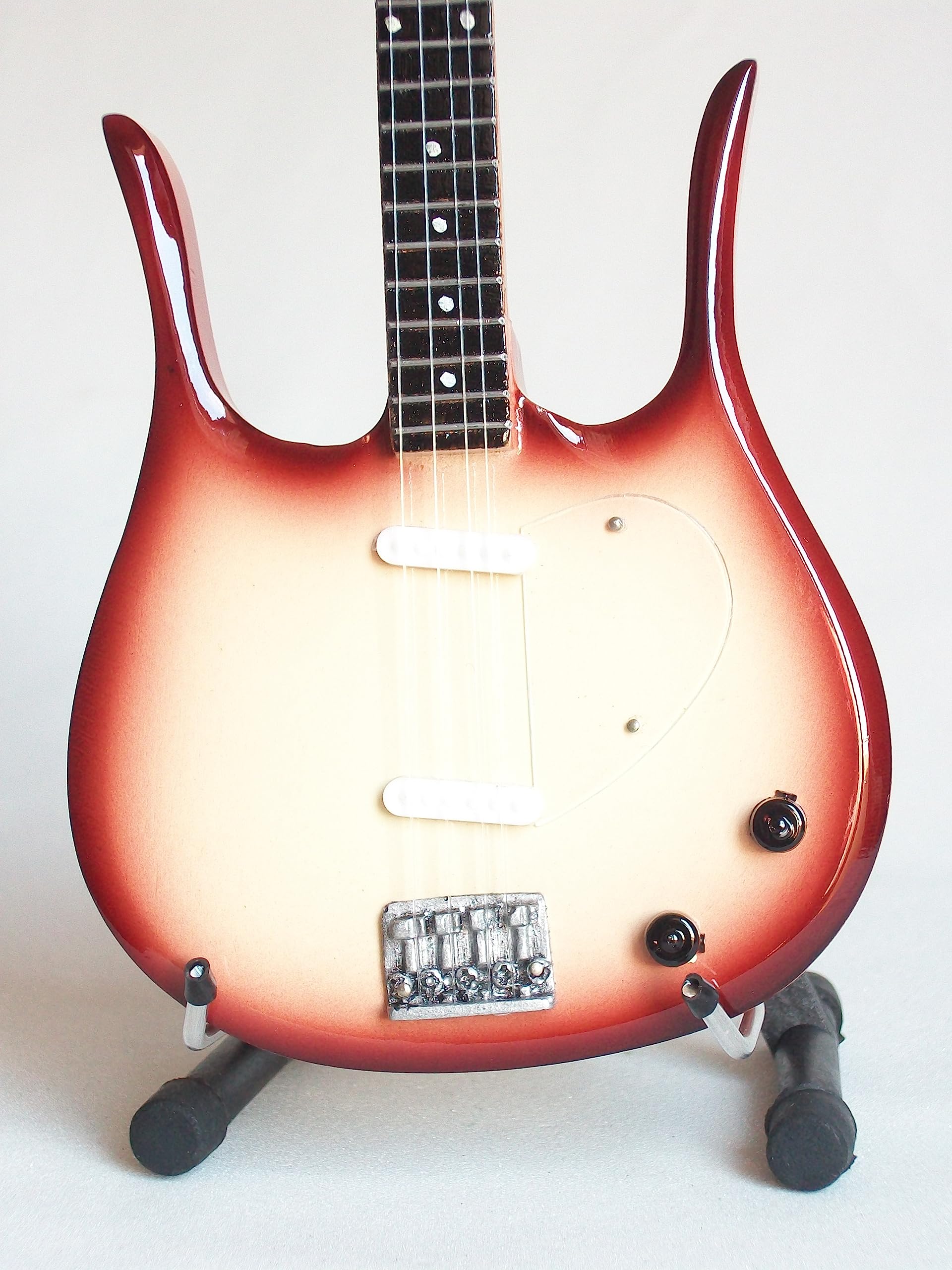 Guitare basse miniature Lyre danelectro - Victoria de Angelis de Maneskin