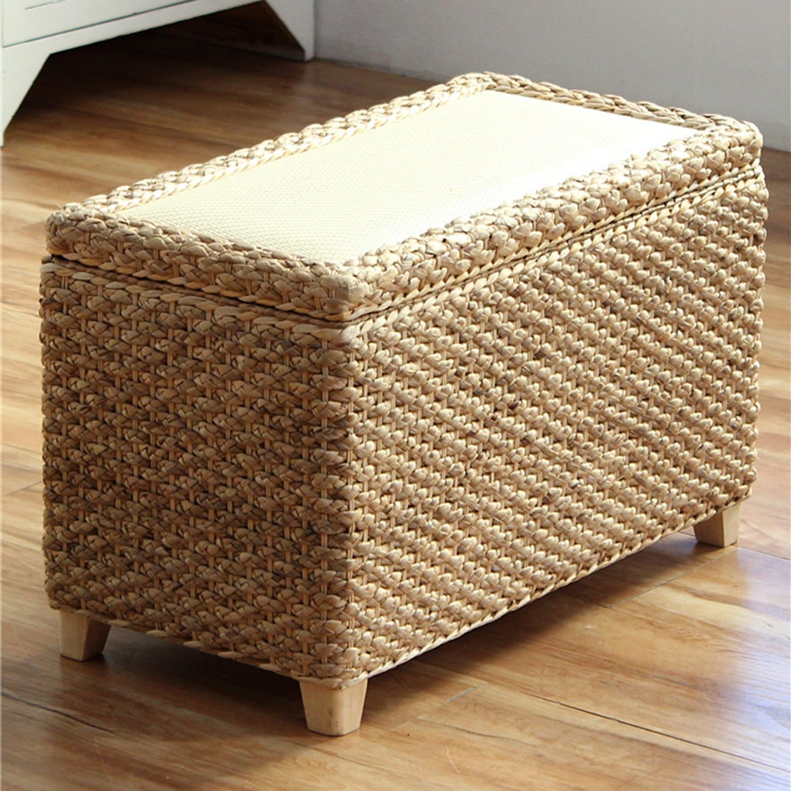 Banc de rangement en rotin pour optimiser une entrée encombrée