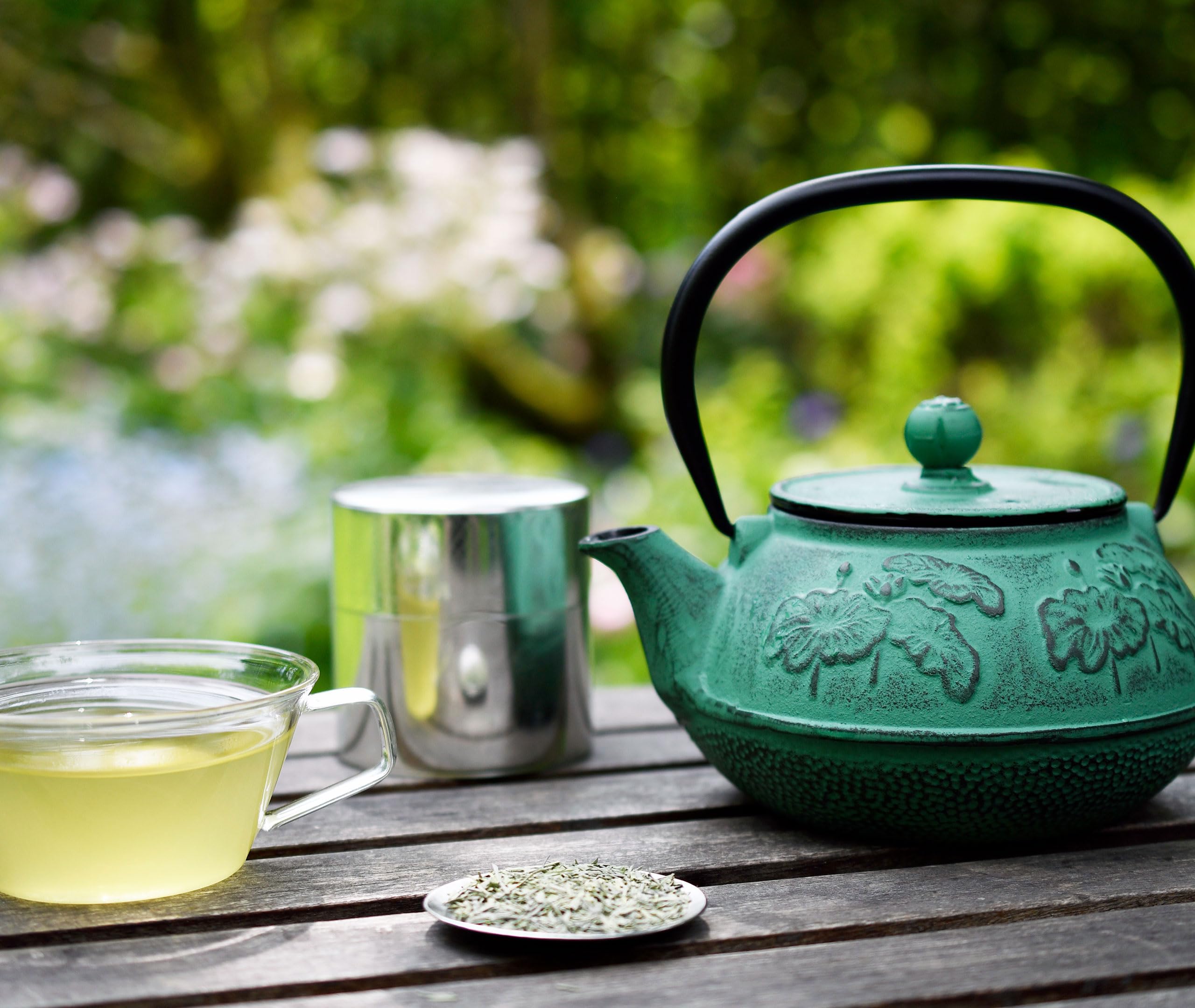 Zen Minded Teiera tradizionale giapponese Tetsubin in ghisa con filtro a rete in acciaio inox per tè verde e nero, caffè e infusi, 900 ml, motivo loto, verde smeraldo