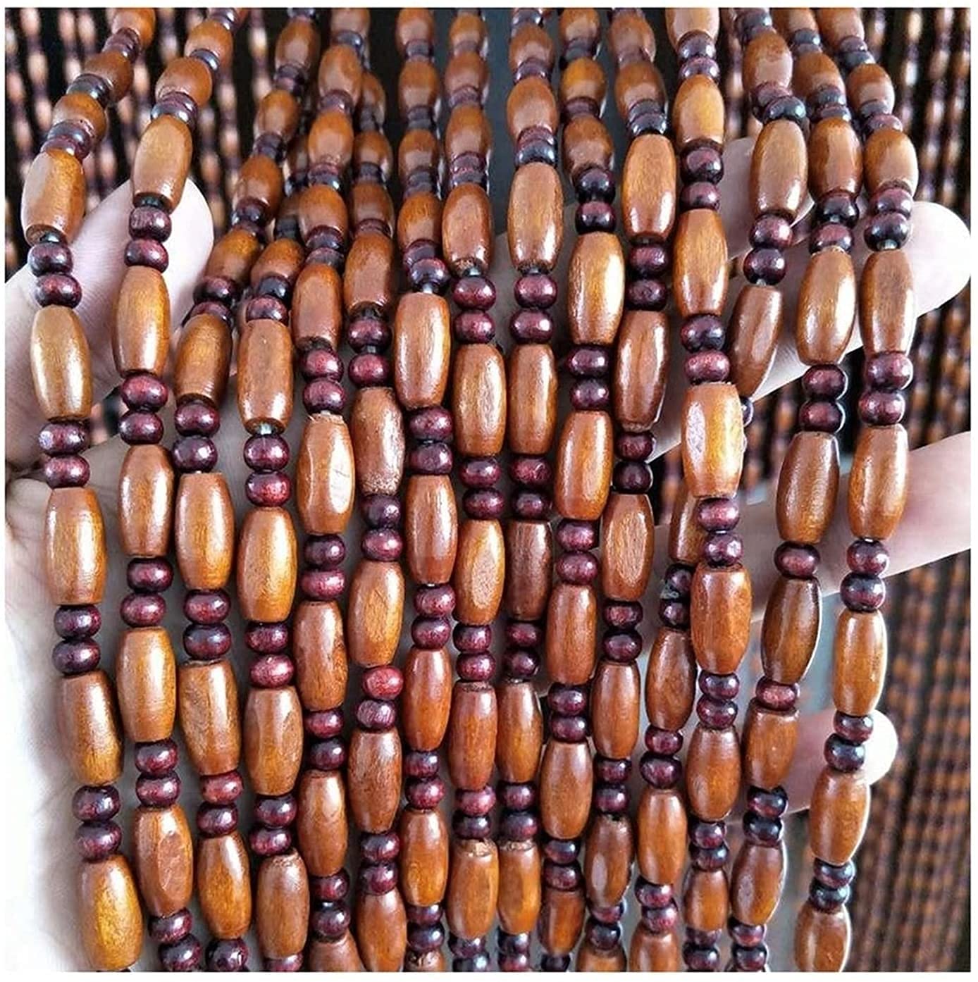 Rideau de perles en bois pour une séparation de chambre zen et une déco de porte bohème chic