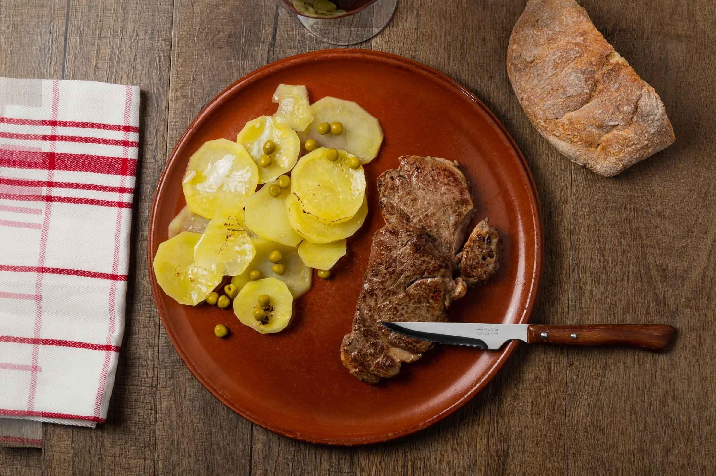 Arcos Juego 6 Cuchillos carne. Paquete Cuchillos chuleteros con filo de perla para cortar y filetear carne. Hojaerrada Acero Inoxidable y mango madera haya. Serie Mesa. (Paquete de 2)