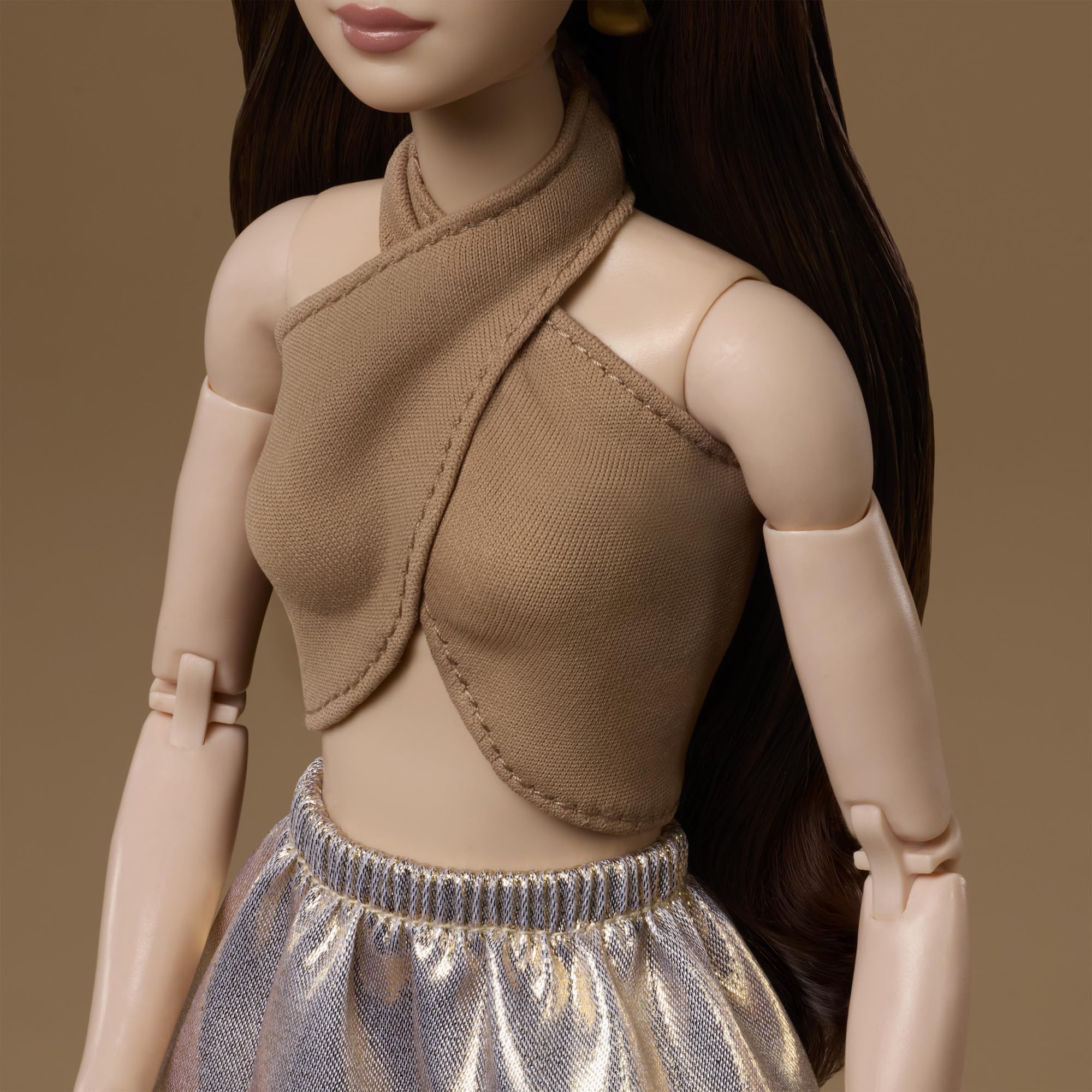 Barbie Basics Model 06 z brązowymi włosami, błyszczącą złotą spódniczką i topem, uniwersalnymi ubraniami, ruchomym ciałem, JJX25