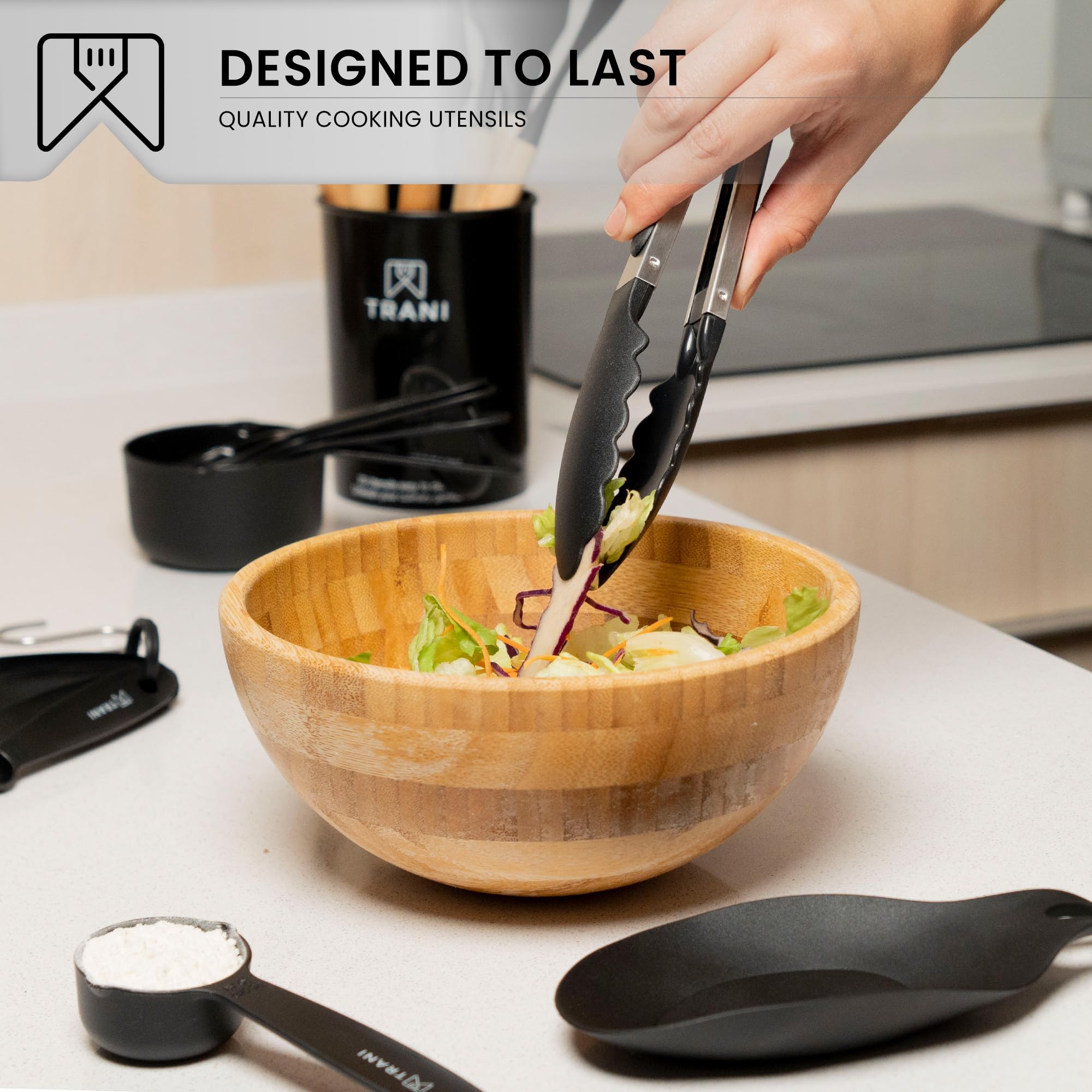 TRANI Kitchen - Juego de utensilios de cocina de silicona de 33 piezas con soporte, compacto, resistente al calor hasta 230.0 °C, antiadherente y duradero con asas de madera natural, juego de
