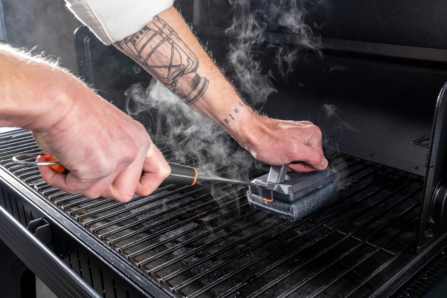 Traeger Grills BBQ Steam N' Clean Grill Brush – Bristle-Free Steam Cleaning Grill Brush for Hot Grates, Safe for Porcelain Grates & Flat Top Griddles, Dishwasher-Safe Replaceable Head