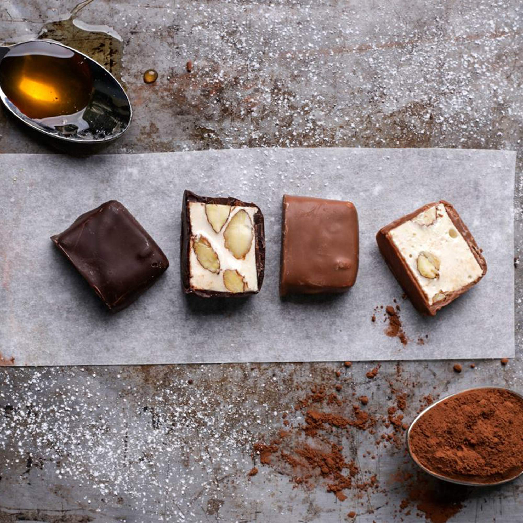 Sally Williams, Coffret cadeau nougat au miel doux de qualité supérieure - Nougats faits main avec amandes et chocolat noir - 125 g - Lot de 10