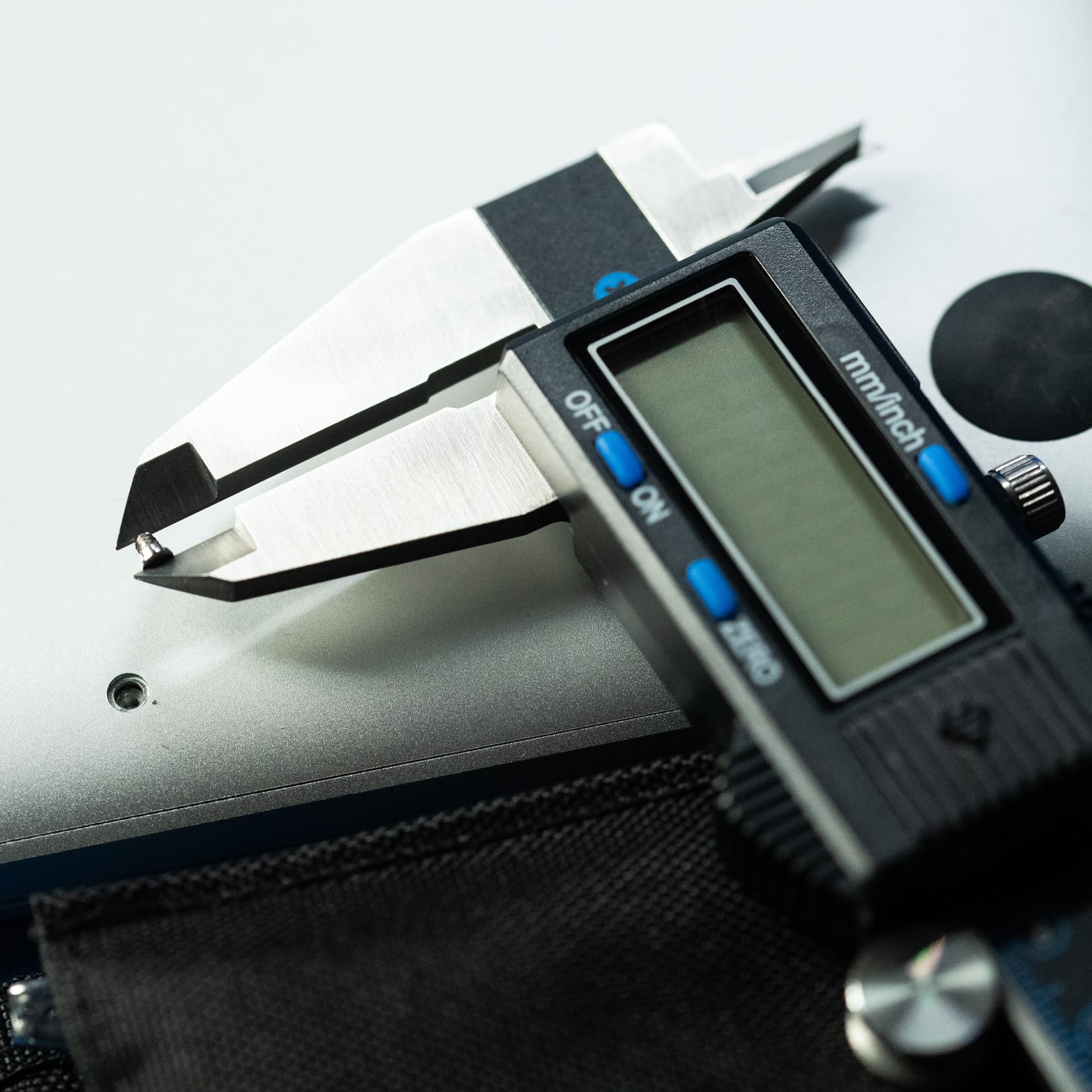 iFixit Digitaler Messschieber