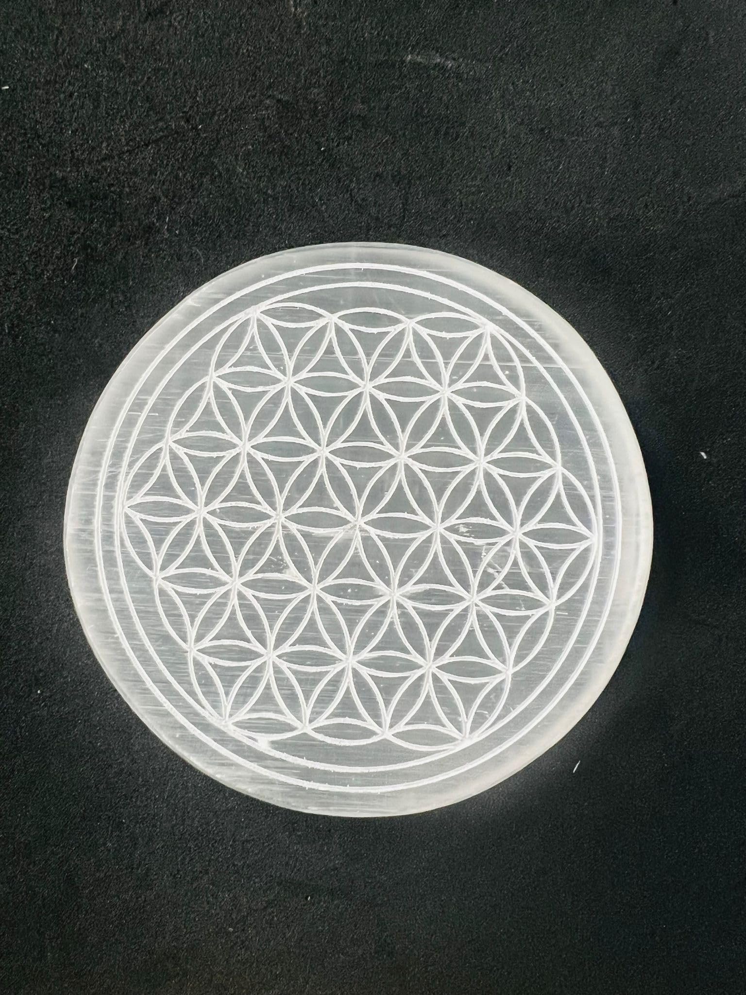 Selenite Charging Plate Round Shape Disc 8.5 cm – Natural Crystal Charging Stone for Cleansing & Recharging Crystals, Healing Stones, Selenite Slice for Meditation, Yoga & Home Décor