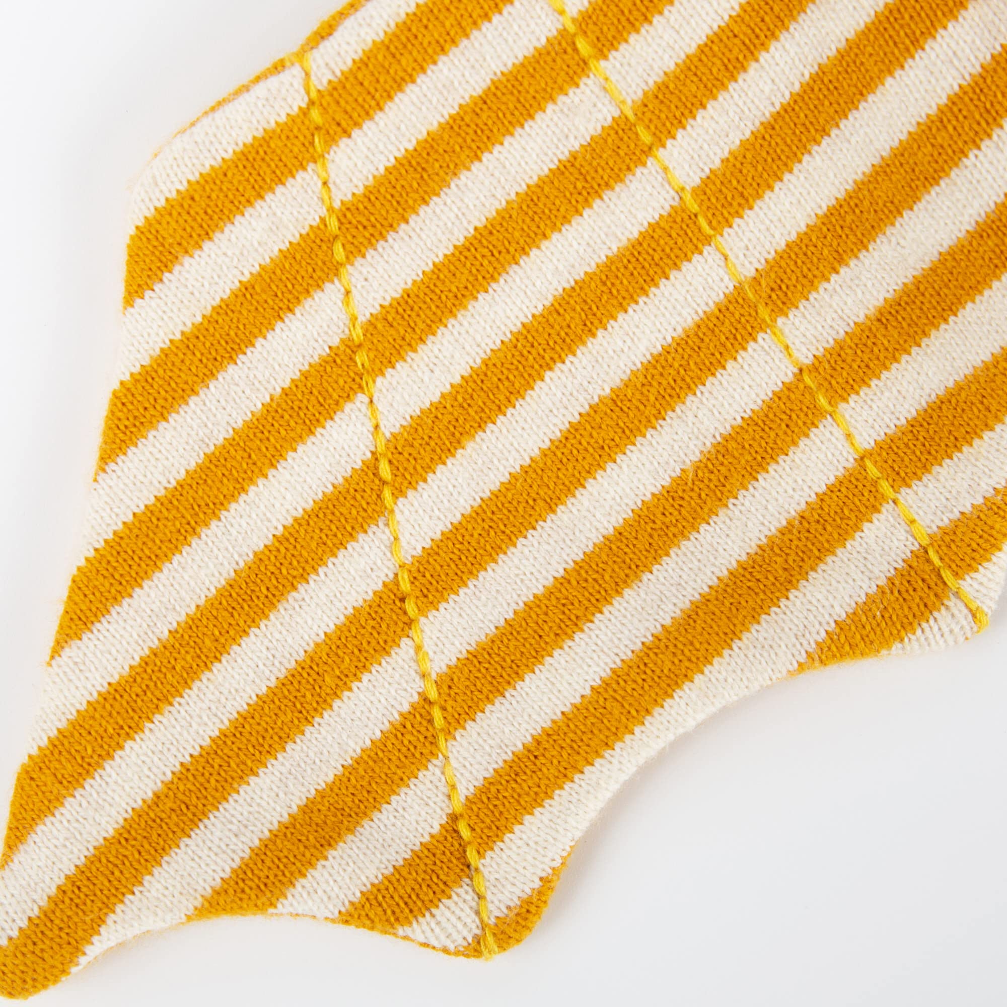 SIGIKID 39673 - Mazza a maglia per bambini, in maglia di cotone, con anello in legno e sonaglio, per afferrare, ascoltare e giocare per bambini da 3 a 12 mesi, arancione, 8 x 34 x 3 cm