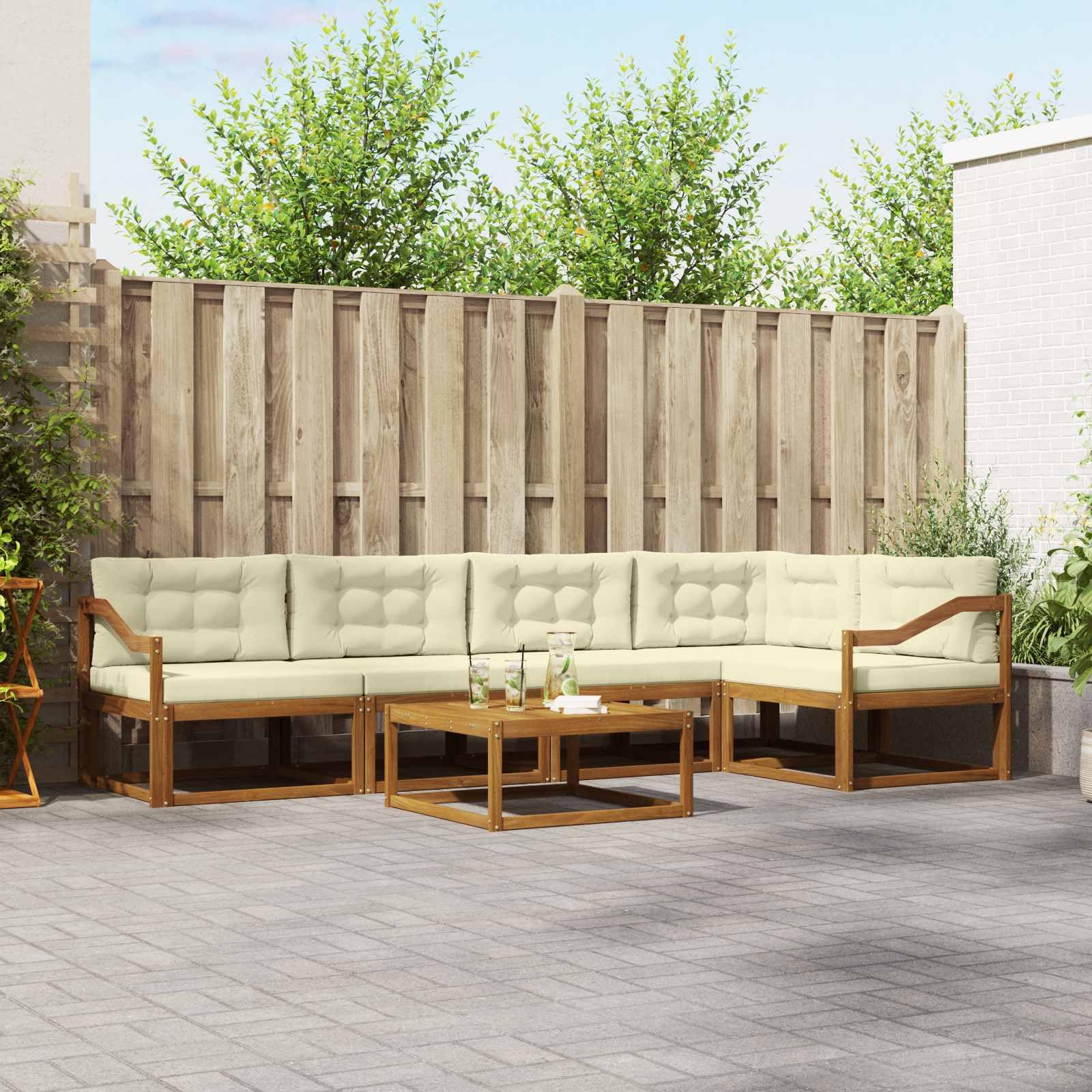 Outdoor-Sofagarnitur 6-teilig aus massivem Akazienholz mit Cremefarbenen Kissen, Tisch und Flexibler Sitzgruppe für Garten, Terrasse und Poolbereich