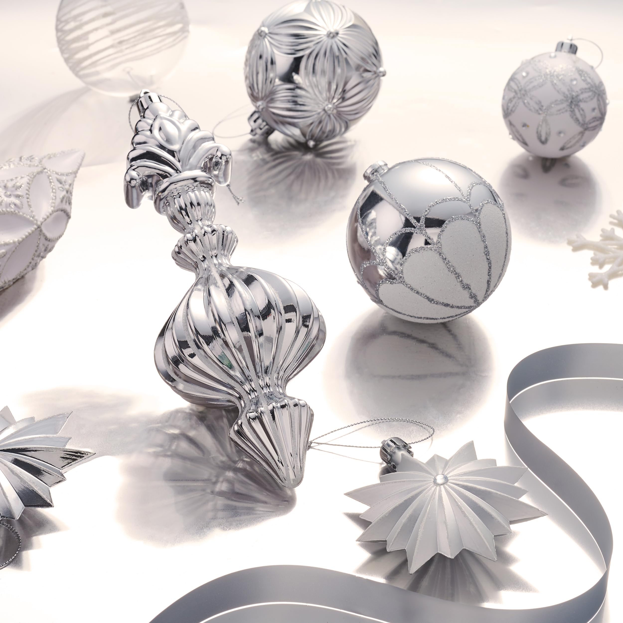 Valery Madelyn Lot de 80 décorations de sapin de Noël incassables de luxe à suspendre pour sapin de Noël, blanc et argenté, décoration de vacances