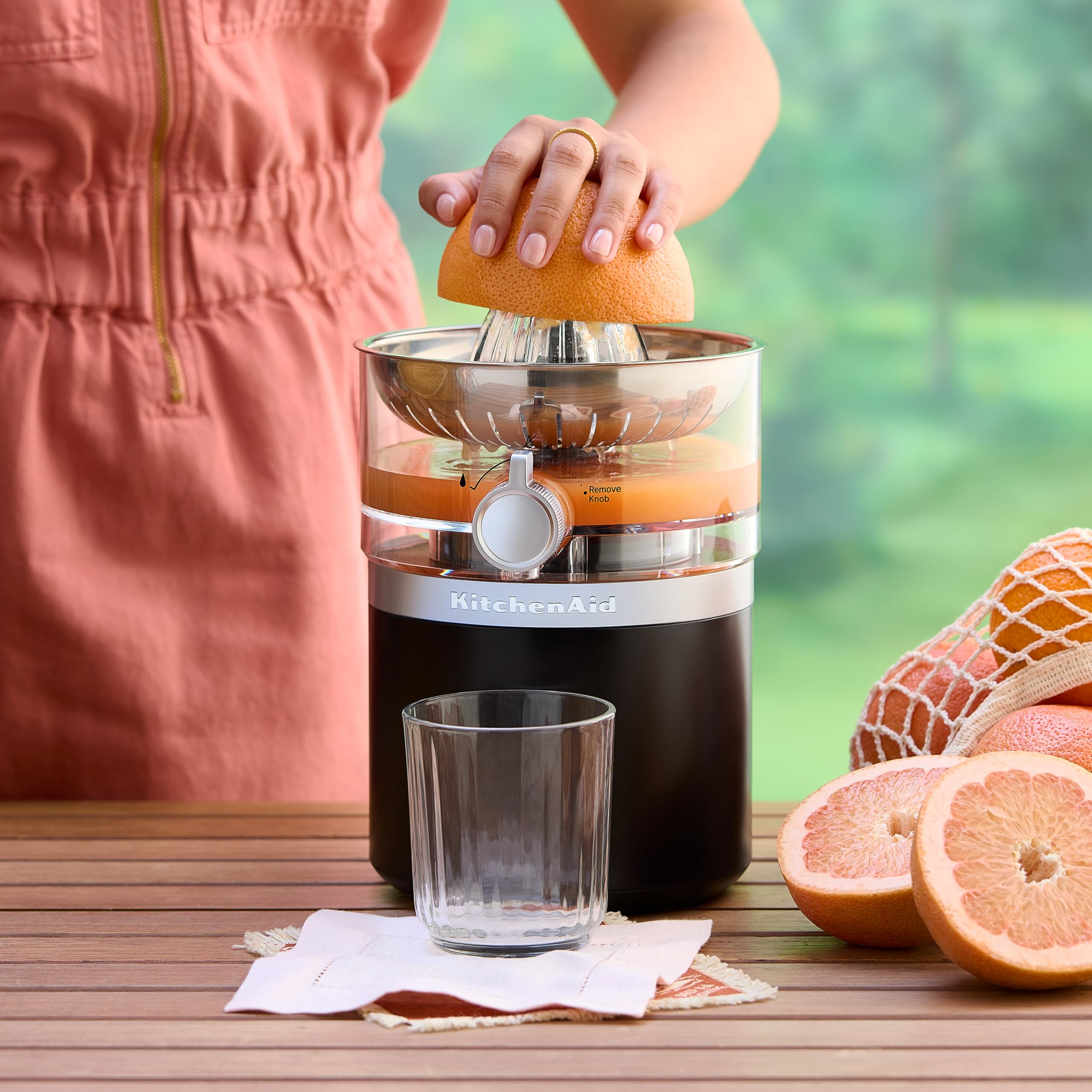 KitchenAid Go Kabellose Zitruspresse, Auto-Umkehrreiber, 473ml BPA-freier Behälter, spülmaschinenfest, für Orangen, Zitronen & Limetten, Akku separat, Mattschwarz