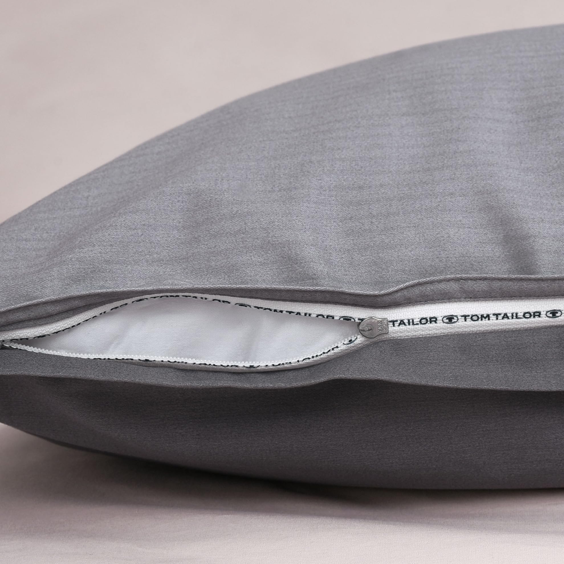 TOM TAILOR Satin-Bettwäsche, 60x80 cm + 140x200 cm, 100% Baumwolle/Satin, mit Doppelnaht am Kissen, Wendemotiv und Markenreißverschluss, TWO-TONE SOLID COLORS Grau (Moody Grey)