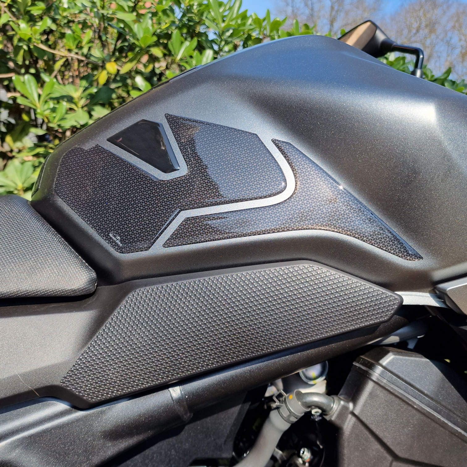Resin Bike Kit Aufkleber Motorrad Kompatibel Mit Honda CB Hornet 750 2023-2024 Metal. Schutz Grip Motorrad Tank-Schutzfolie vor Stößen und Kratzern. Kit Aufklebersatz 3D-Harzklebstoff - Made in Italy