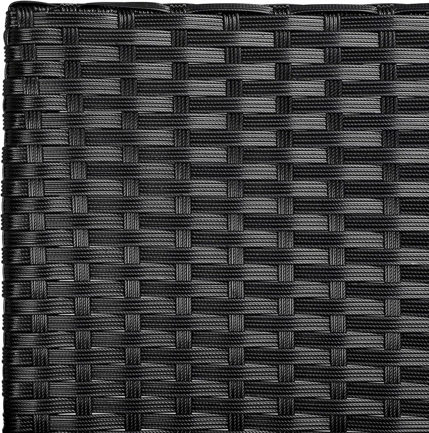 jarak dekat view of the handwoven PE rattan material of the patio furniture, showing its intricate weave.