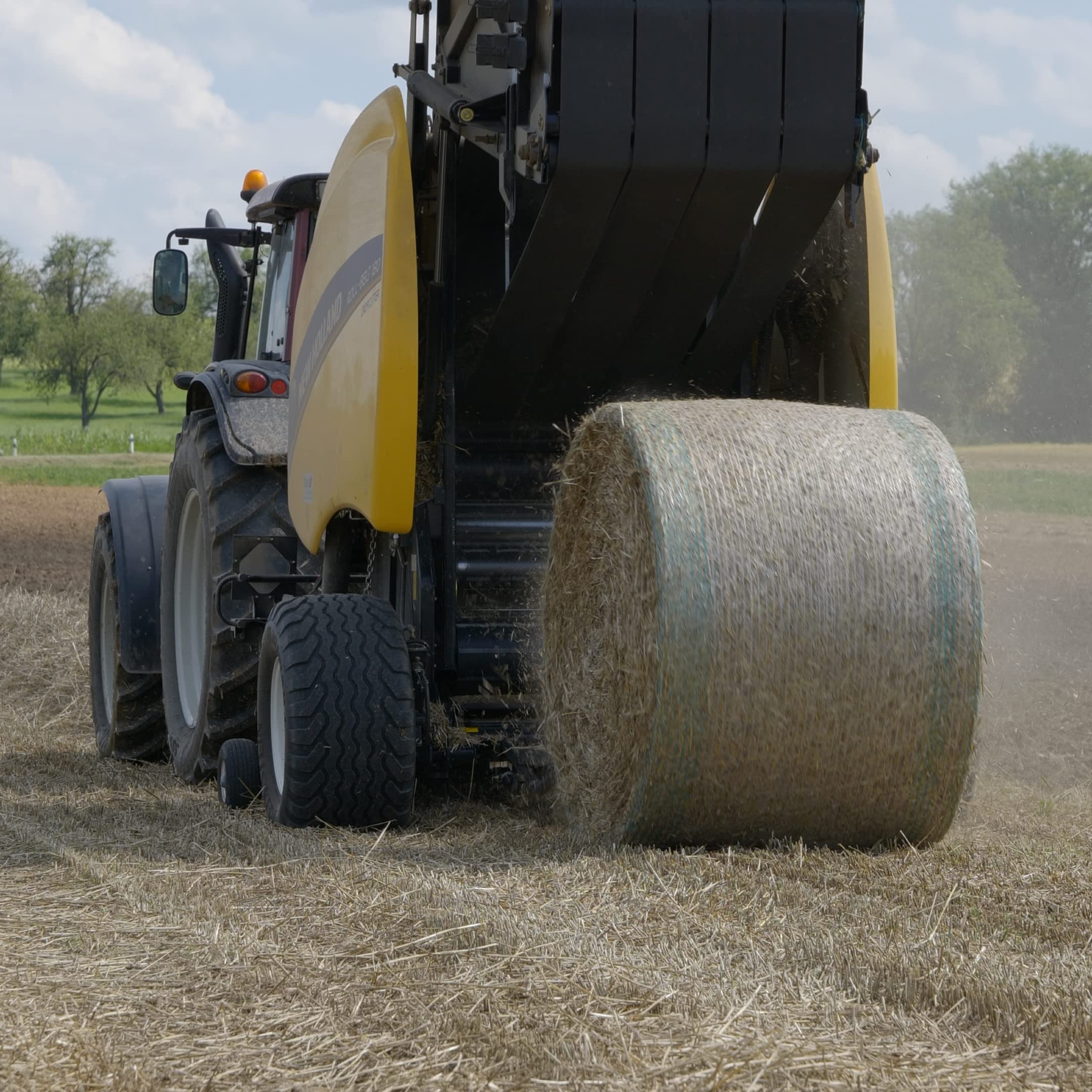 DLG geprüftes OCTAnet Wickelnetz comfort für Rundballen | 1,30 x 3000 m | UV-beständig und reißfest | Brennholznetz | Rundballennetz | Heunetz | Pressennetz