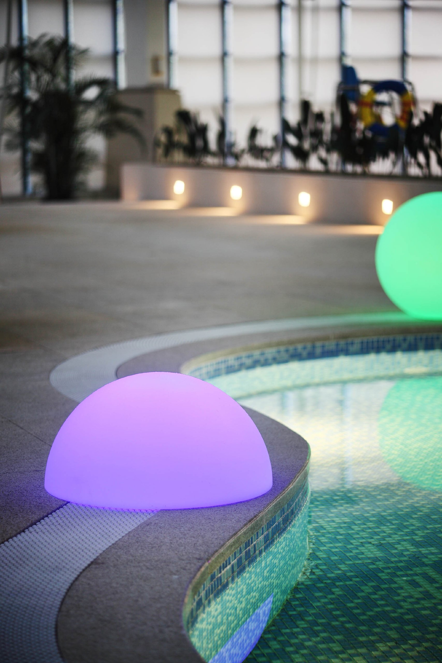 LED-Leuchte Halbkugel 60 cm groß XXL innen und außen, Tischdekoration Garten Terrasse Vorgarten, Pool + Teich Beleuchtung, Farbwechsel mit Fernbedienung und Akku, kabellos, wasserdicht