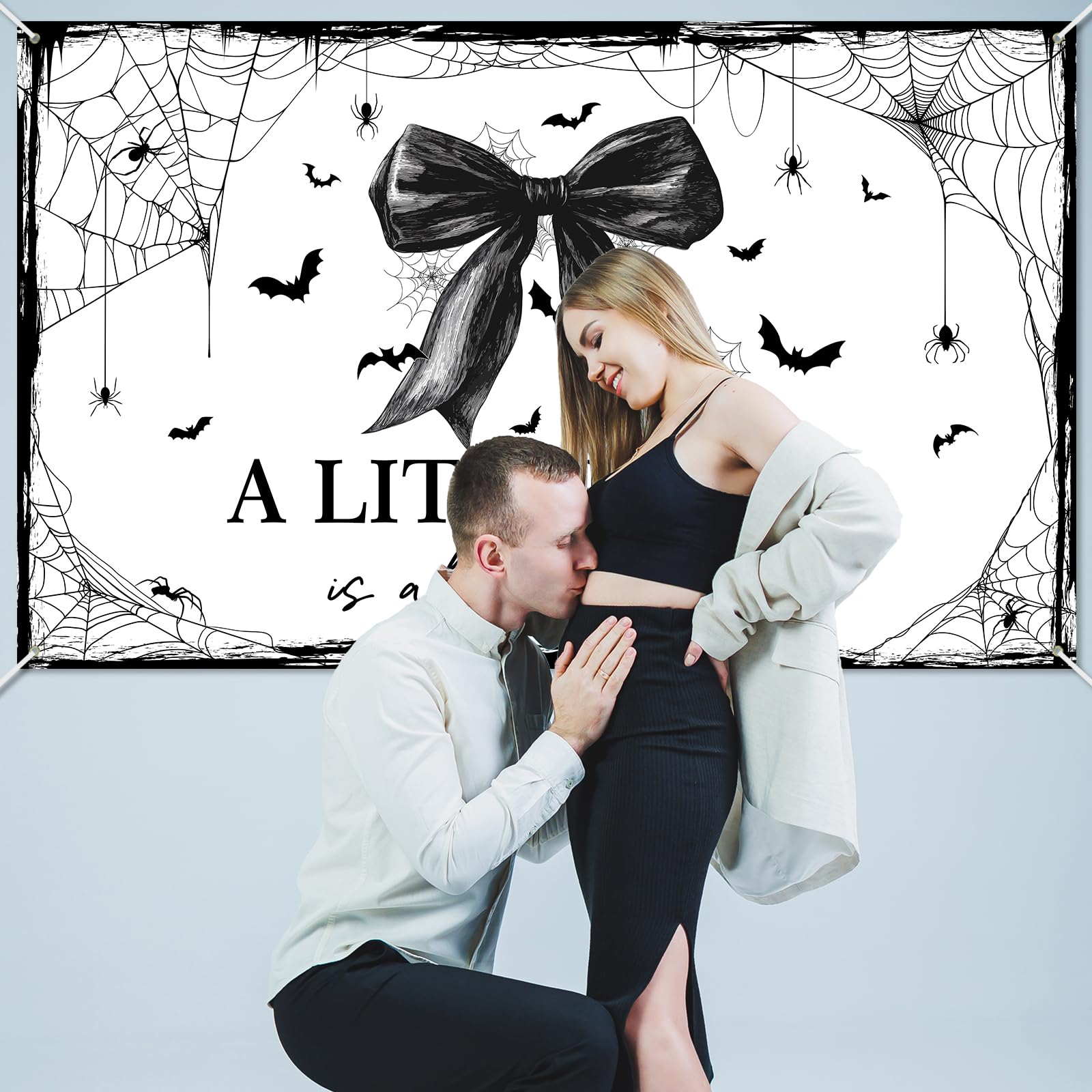 Bannière d'Halloween pour fête prénatale avec nœud blanc et noir « A Little Boo is Almost Due » - Toile d'araignée pour fille - Décorations de fête prénatale - 1,8 x 1,1 m