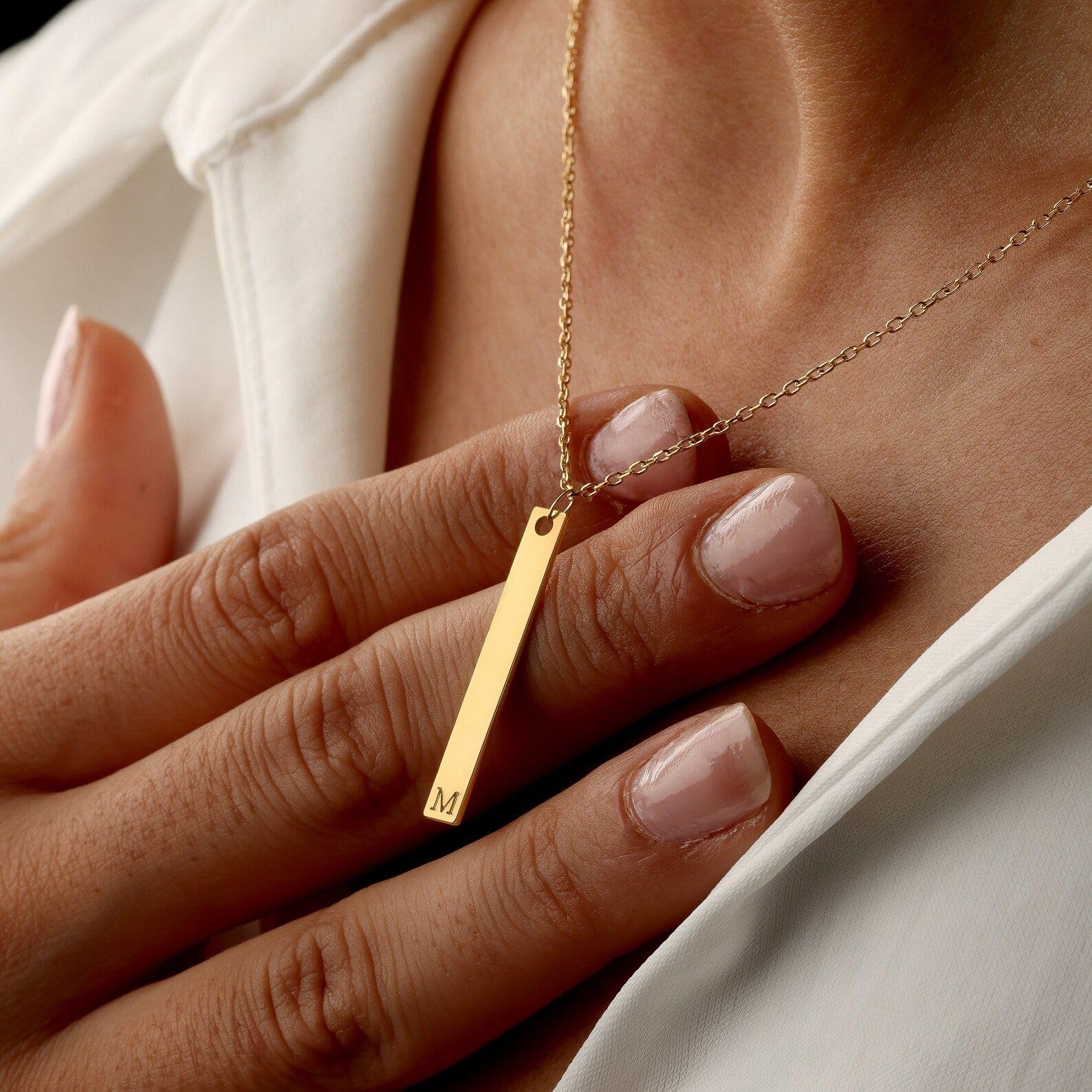 Vertical nombre colgante, barra mini plata a medida elegante para mamá Navidad