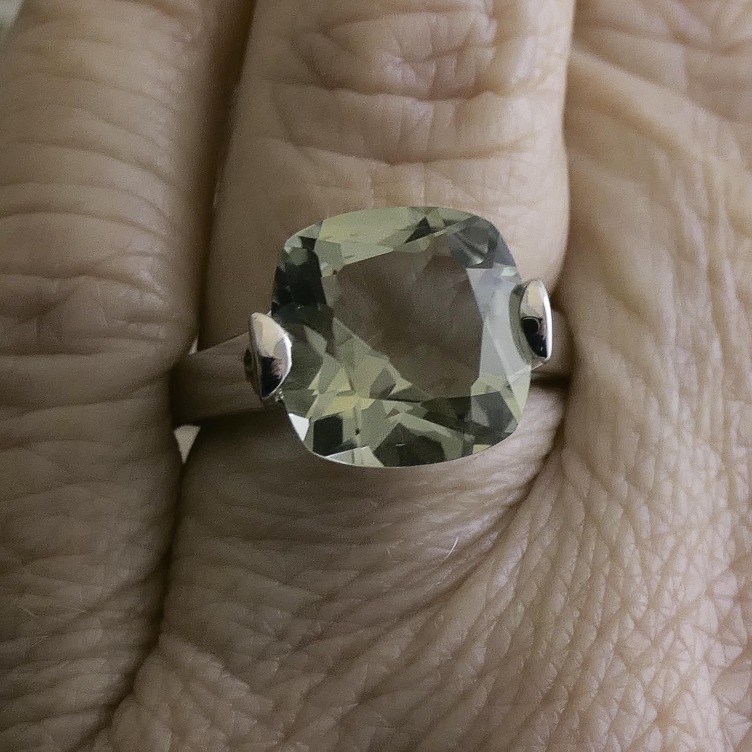 Anillo de amatista verde con corte cojín - Joyería de plata de ley 925 - Elegante anillo de cóctel con piedra preciosa facetada