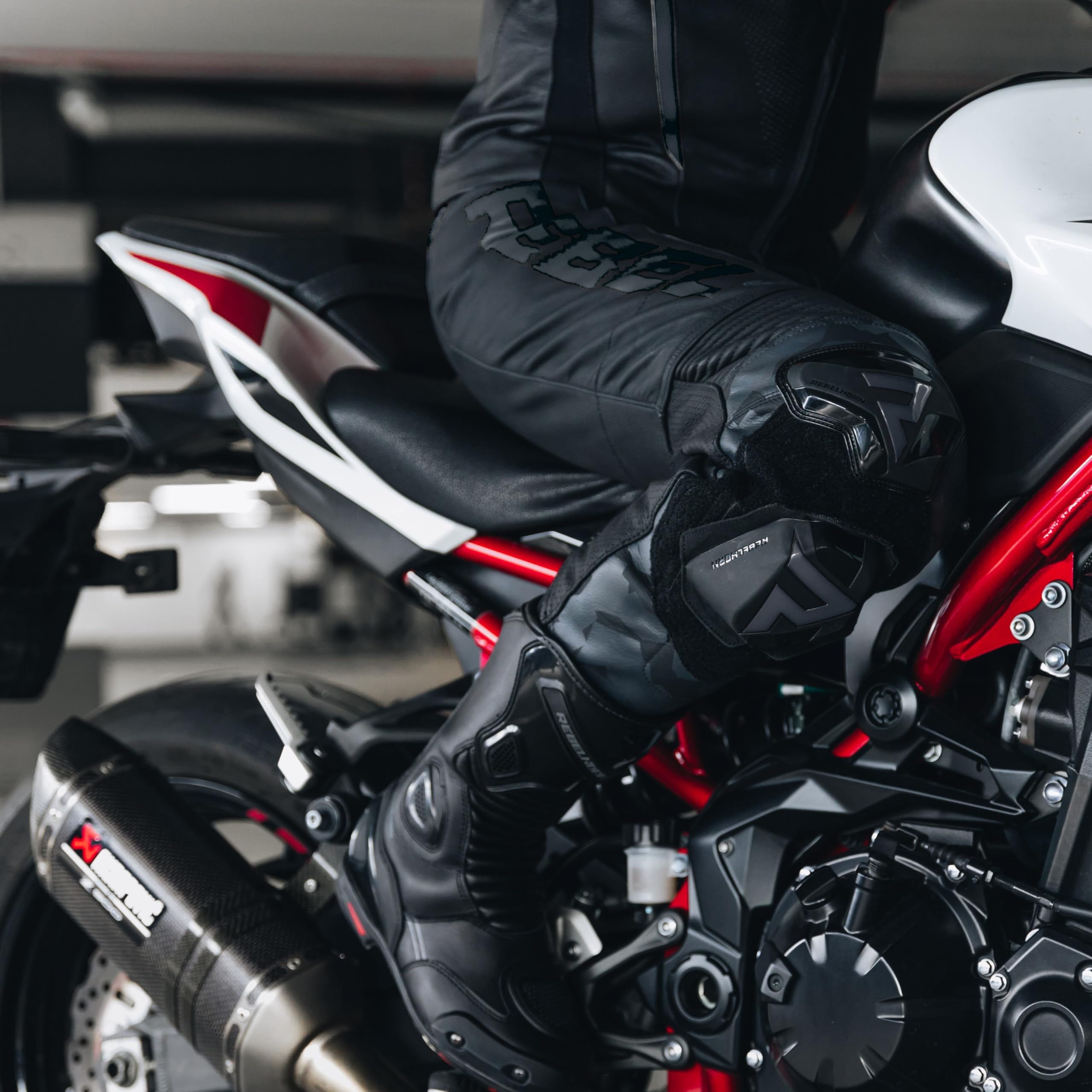 REBELHORN Rebel Pantaloni da Moto Uomo | Pelle | Protezioni per Ginocchia, Fianchi e Coccige | Slider Ginocchio Intercambiabili | Pannelli Forati | Taglie Fino alla 58