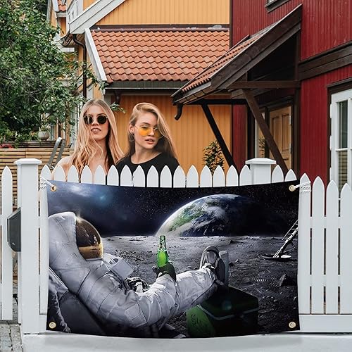Miniatura 5 de Bandera de astronauta relajante y bebiendo cerveza en la luna en el espacio exterior, tapiz divertido póster duradero de hombre con ojales de latón.