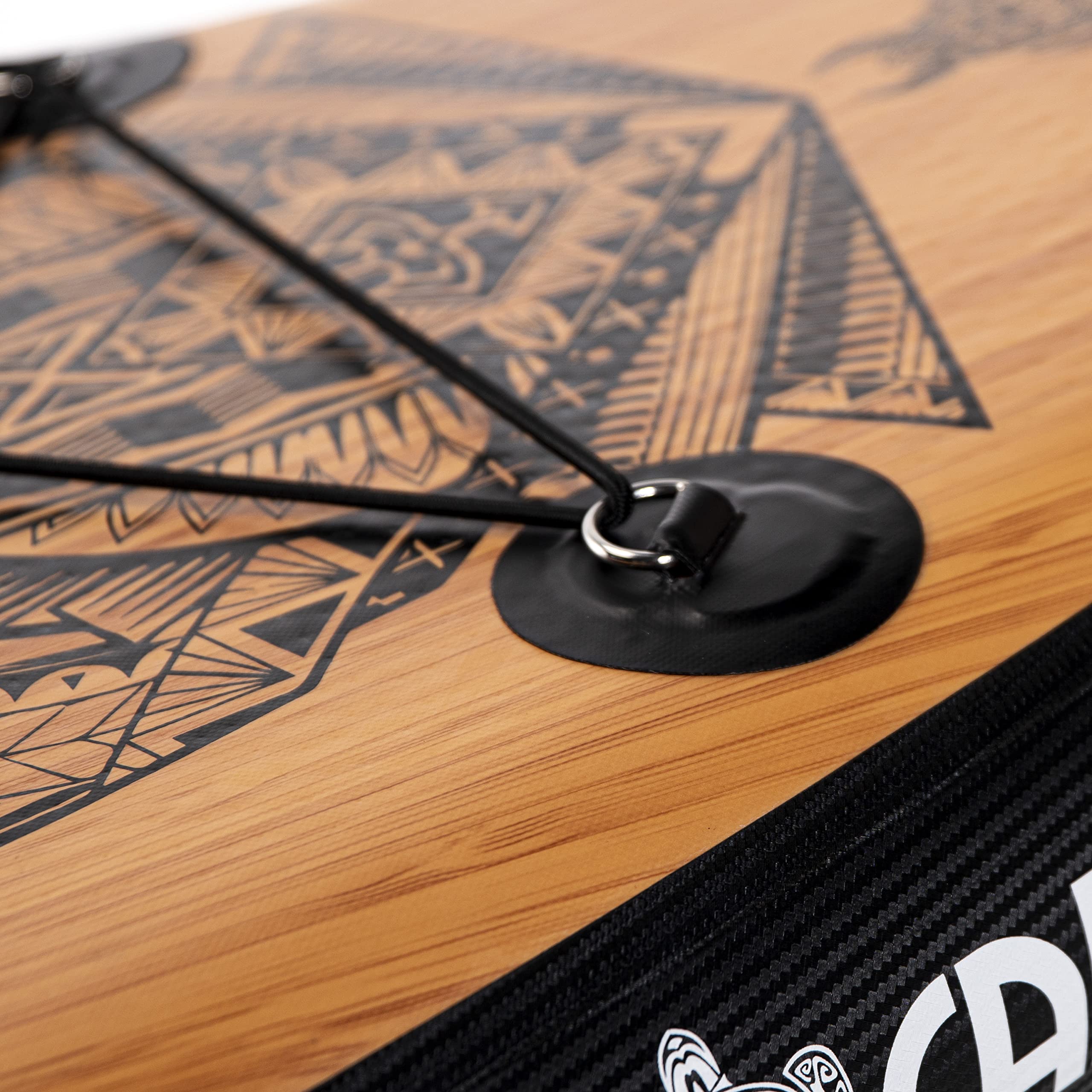 CALA 2026 Stand-Up-Paddling Board Set im Rucksack-Trolley, i-SUP aufblasbar, Robustes Surfboard mit Seegras-Anteil, leichtes Voll-Carbon Paddel, Reparatur Kit, Pumpe, 3 abnehmbare Finnen, Ventil