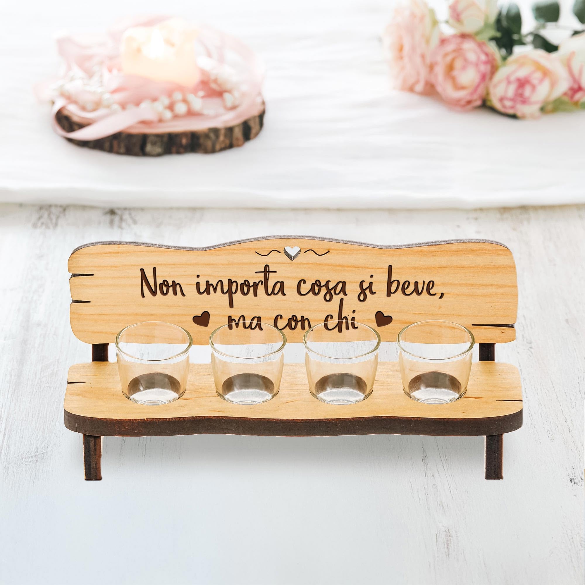 Casa Vivente Panchina per Shot in Legno con 4 Bicchierini in Vetro Inclusi, Incisione Non Importa Cosa Si Beve, Accessori Decorativi, Idea Regalo Originale per Anniversari, Matrimoni o Compleanni