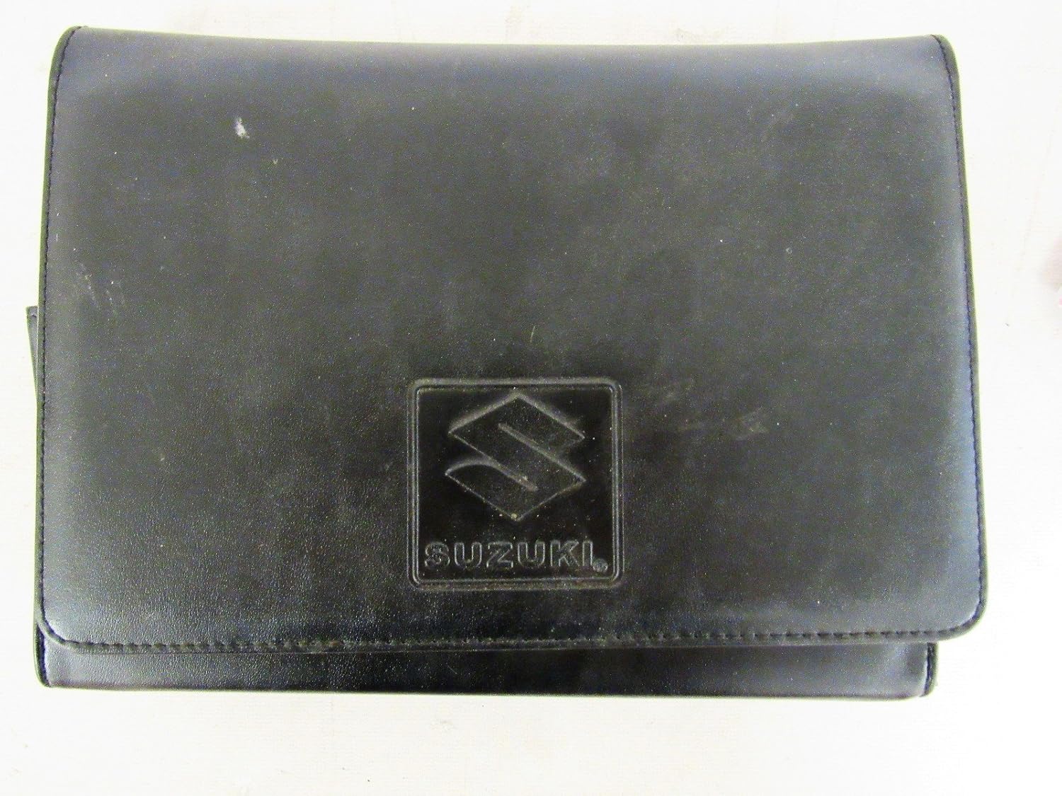 Černé pouzdro na uživatelskou příručku Suzuki