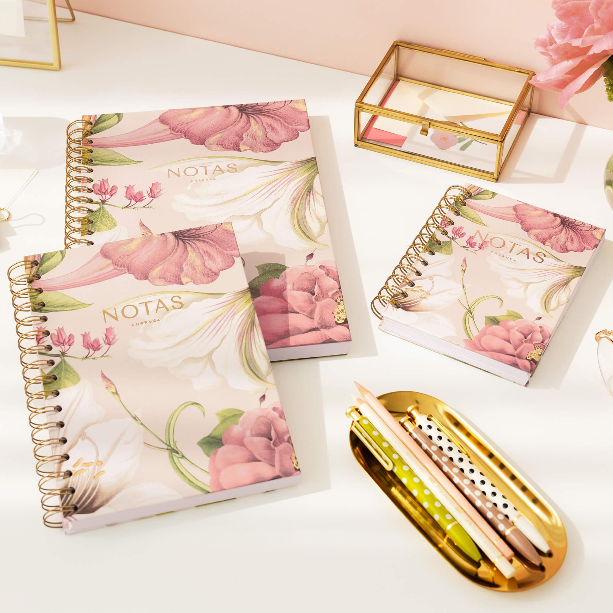 CHARUCA - Pack de 3 Cuadernos A4 con Portadas a Elegir - Interior de puntos • detalles en dorado • Incluye REGALO Bolígrafo de Diseño • Ideal para Proyectos y Organización Personal - Certificado FSC