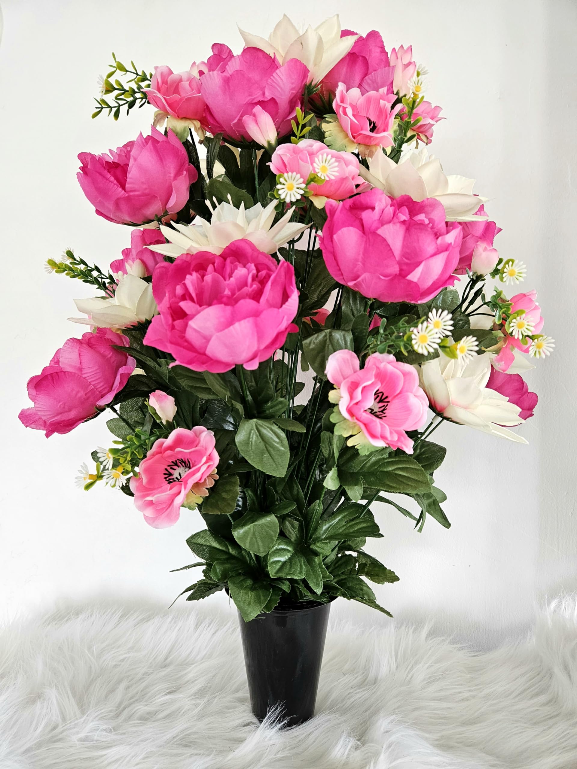 Composition de Fleurs Artificielles en Cône Lesté Ciment pour Une Parfaite Tenue à L' extérieur. Réalisé par Nos Soins Fleurs de qualité.